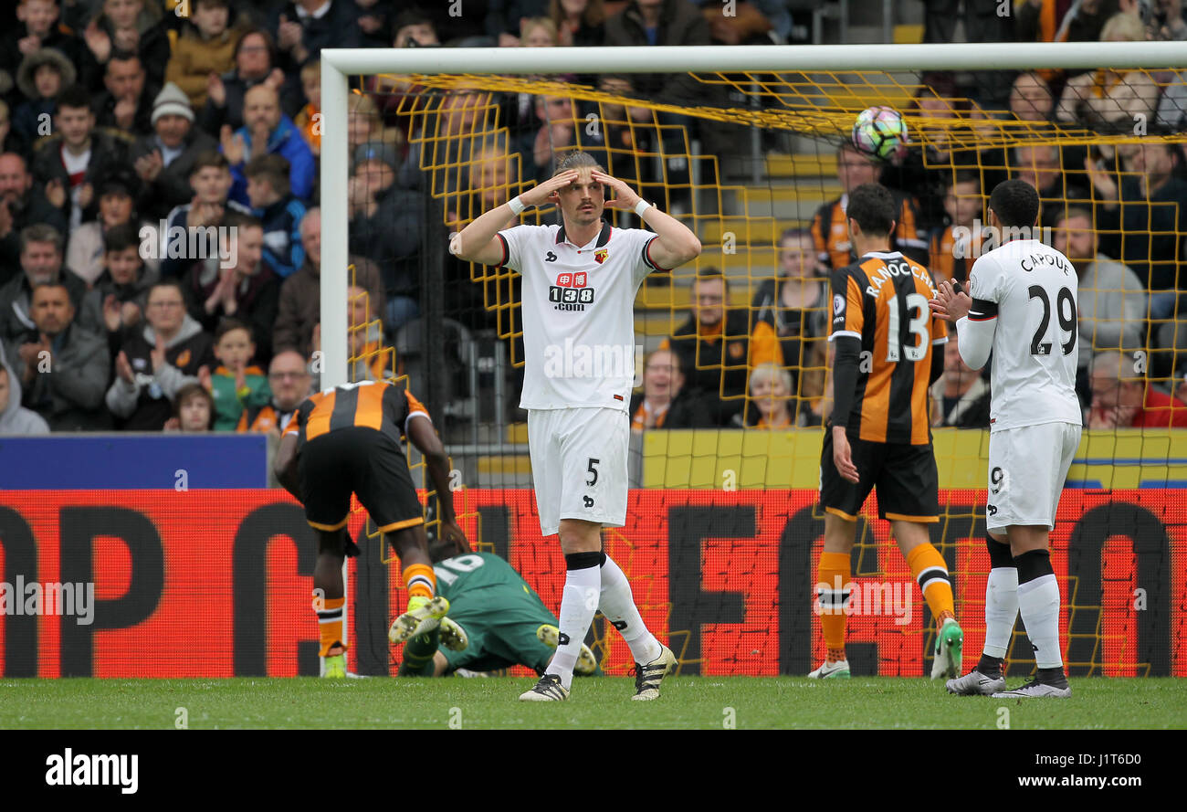 Sebastian Prodl Watford (centre) a l'air abattu au cours de la Premier League match au stade KCOM, Hull. Banque D'Images