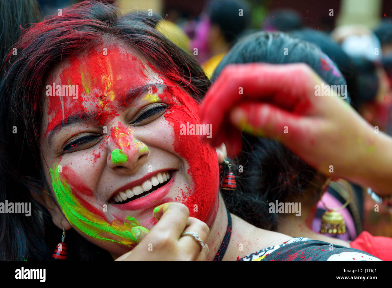 Célébrer Holi festival, Kolkata, Bengale occidental, Inde Banque D'Images