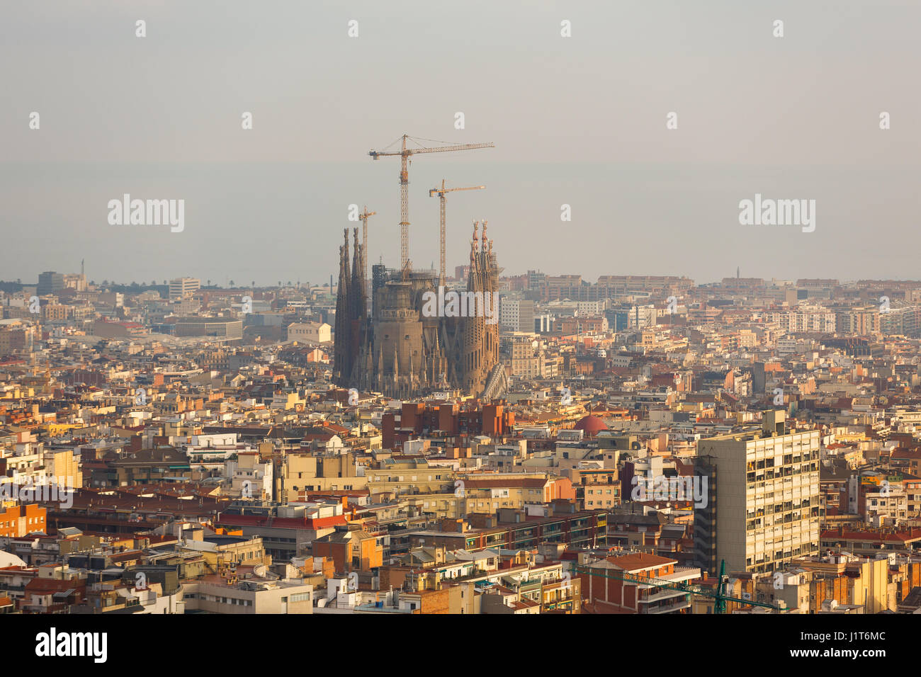 Barcelone, Espagne - 03 janvier 2017 : La Sagrada Familia dans l'arrière-plan du paysage urbain de Barcelone Banque D'Images