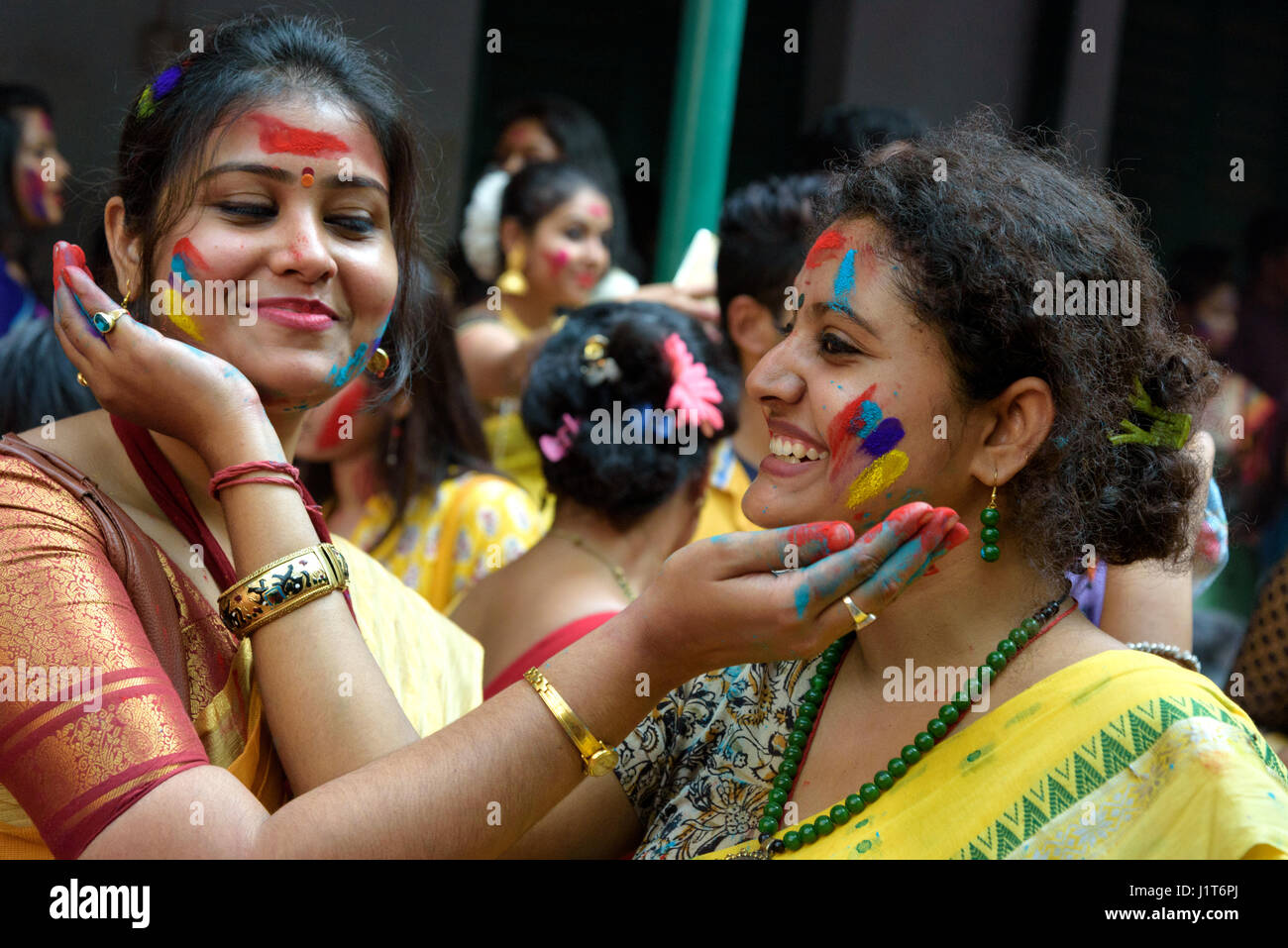 Célébrer Holi festival, Kolkata, Bengale occidental, Inde Banque D'Images