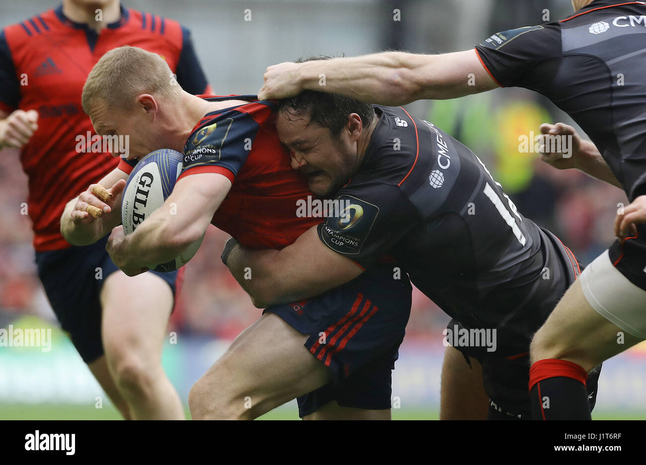 Le Munster Keith Earls abordés par Saracens' Brad Barrett au cours de l'European Champions Cup, match de demi-finale à l'Aviva Stadium de Dublin. Banque D'Images