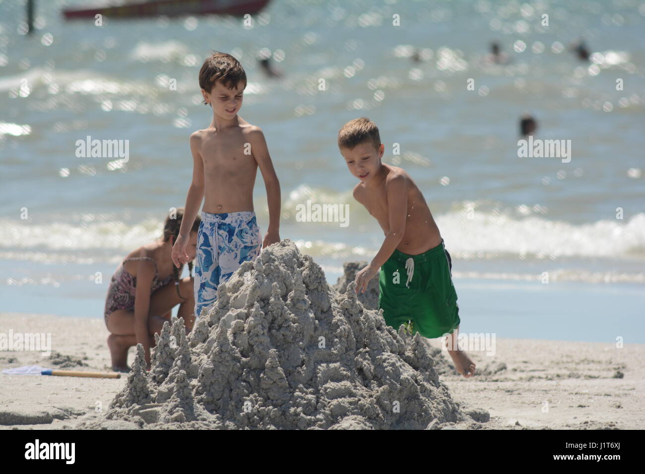 Les gens à la plage et dans l'océan en Floride kids Sand Castle Banque D'Images