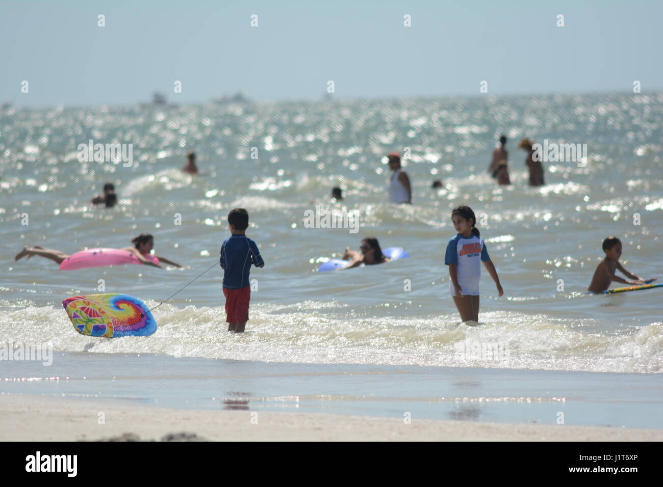 Les gens à la plage et dans l'océan en Floride Banque D'Images