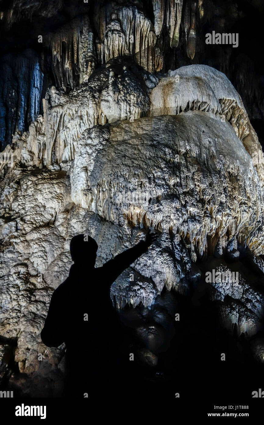 Guide devant flowstone, les dépôts de calcite dans les grottes de Han-sur-Lesse / Grottes de Han, Ardennes, Belgique Banque D'Images