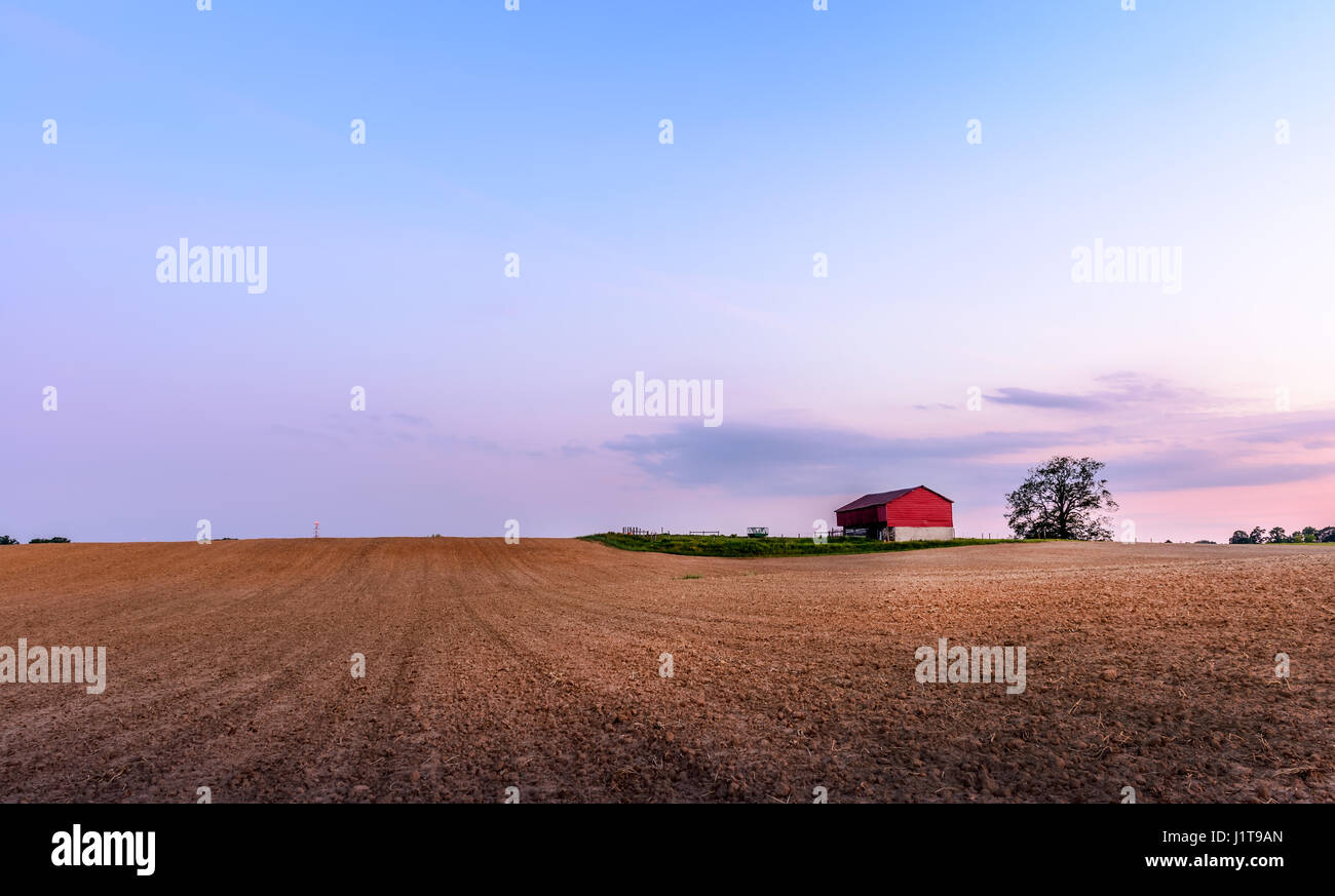 Champ labouré sur une ferme près de Maryland coucher du soleil au Printemps Banque D'Images
