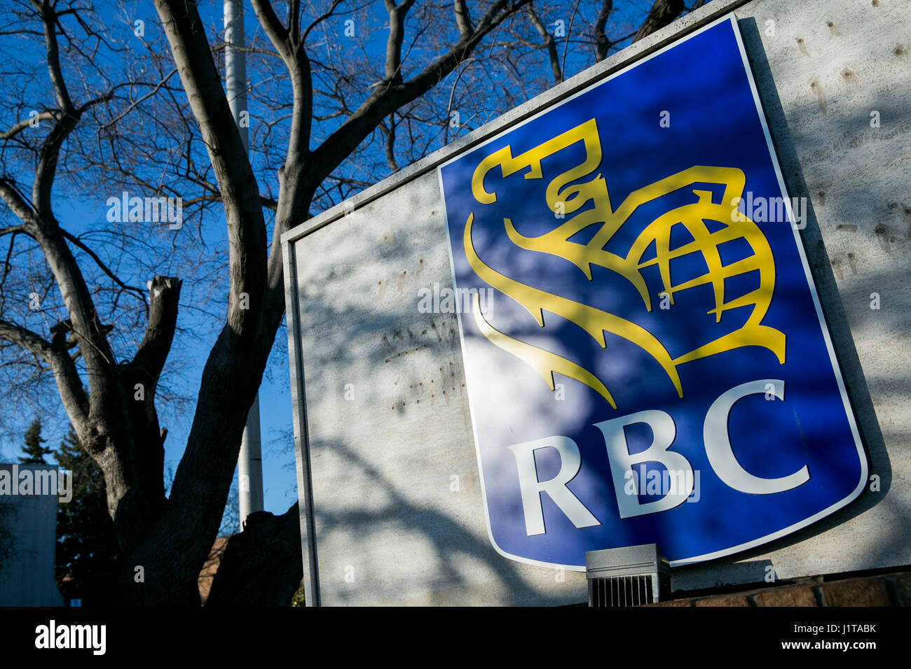 Un logo affiche à l'extérieur de l'établissement occupé par la Banque Royale du Canada (RBC) à Burlington, ON, Canada le 14 avril 2017. Banque D'Images