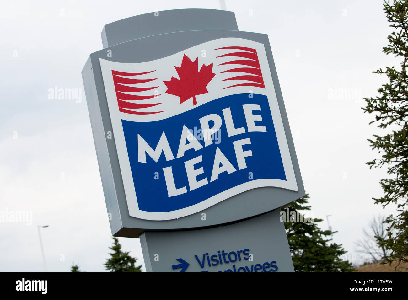 Un logo affiche à l'extérieur de l'établissement occupé par les Aliments Maple Leaf Inc., dans la région de Hannon, Ontario, Canada, le 15 avril 2017. Banque D'Images