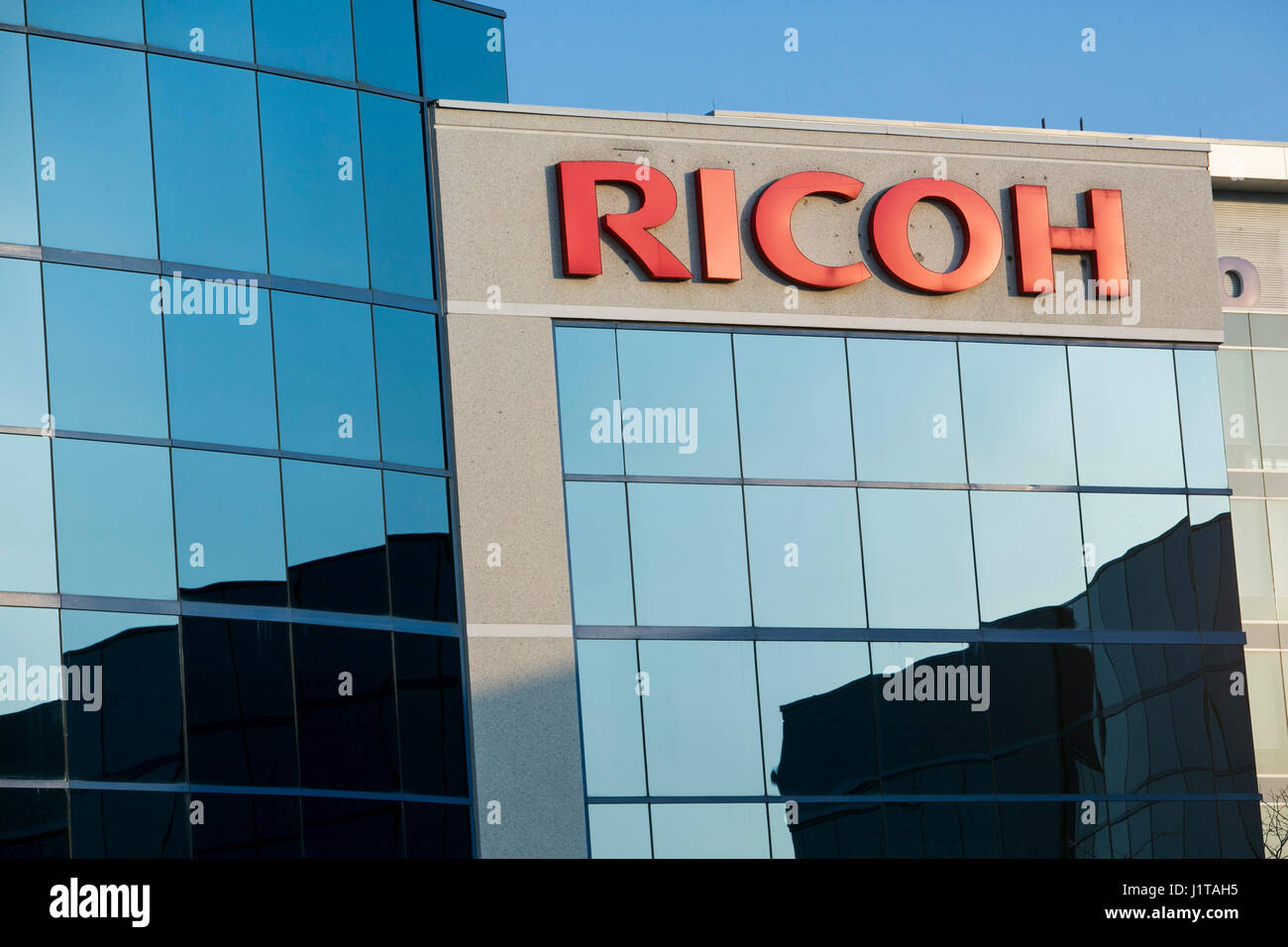 Un logo affiche à l'extérieur d'un bâtiment occupé par la société Ricoh à Mississauga, Ontario, Canada, le 15 avril 2017. Banque D'Images