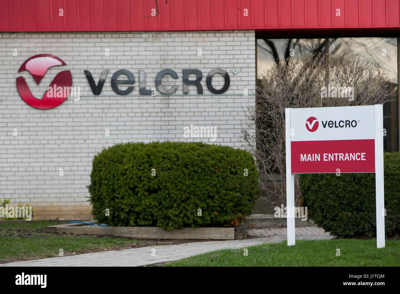 Un logo affiche à l'extérieur de l'établissement occupé par les entreprises de Velcro Brampton, Ontario, Canada, le 16 avril 2017. Banque D'Images