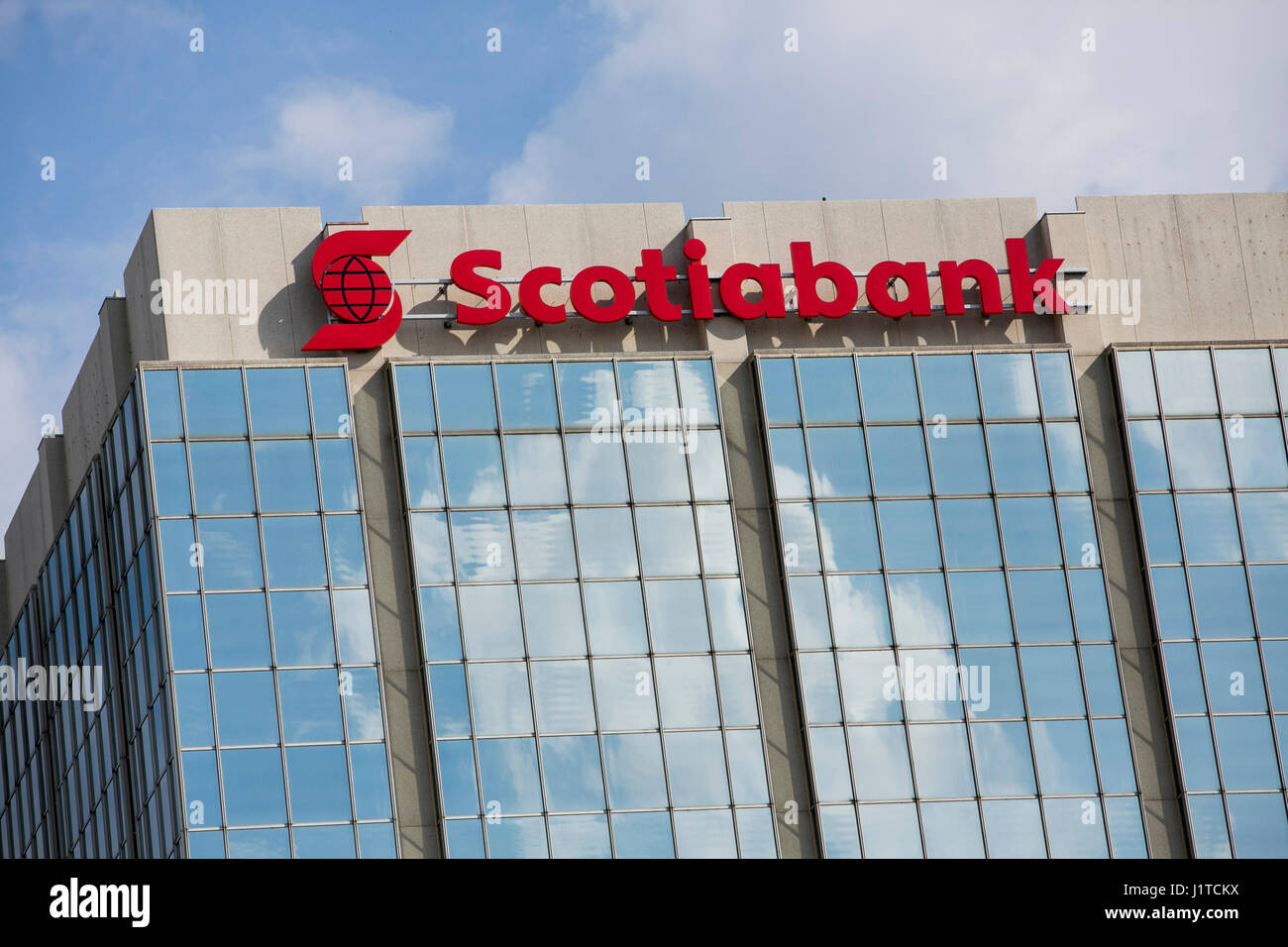 Un logo affiche à l'extérieur d'un établissement occupé par la Banque de Nouvelle-Écosse (Banque Scotia) à Mississauga, Ontario, Canada, le 16 avril 2017. Banque D'Images Un logo affiche à l'extérieur d'un établissement occupé par la Banque de Nouvelle-Écosse (Banque Scotia) à Mississauga, Ontario, Canada, le 16 avril 2017. Banque D'Images