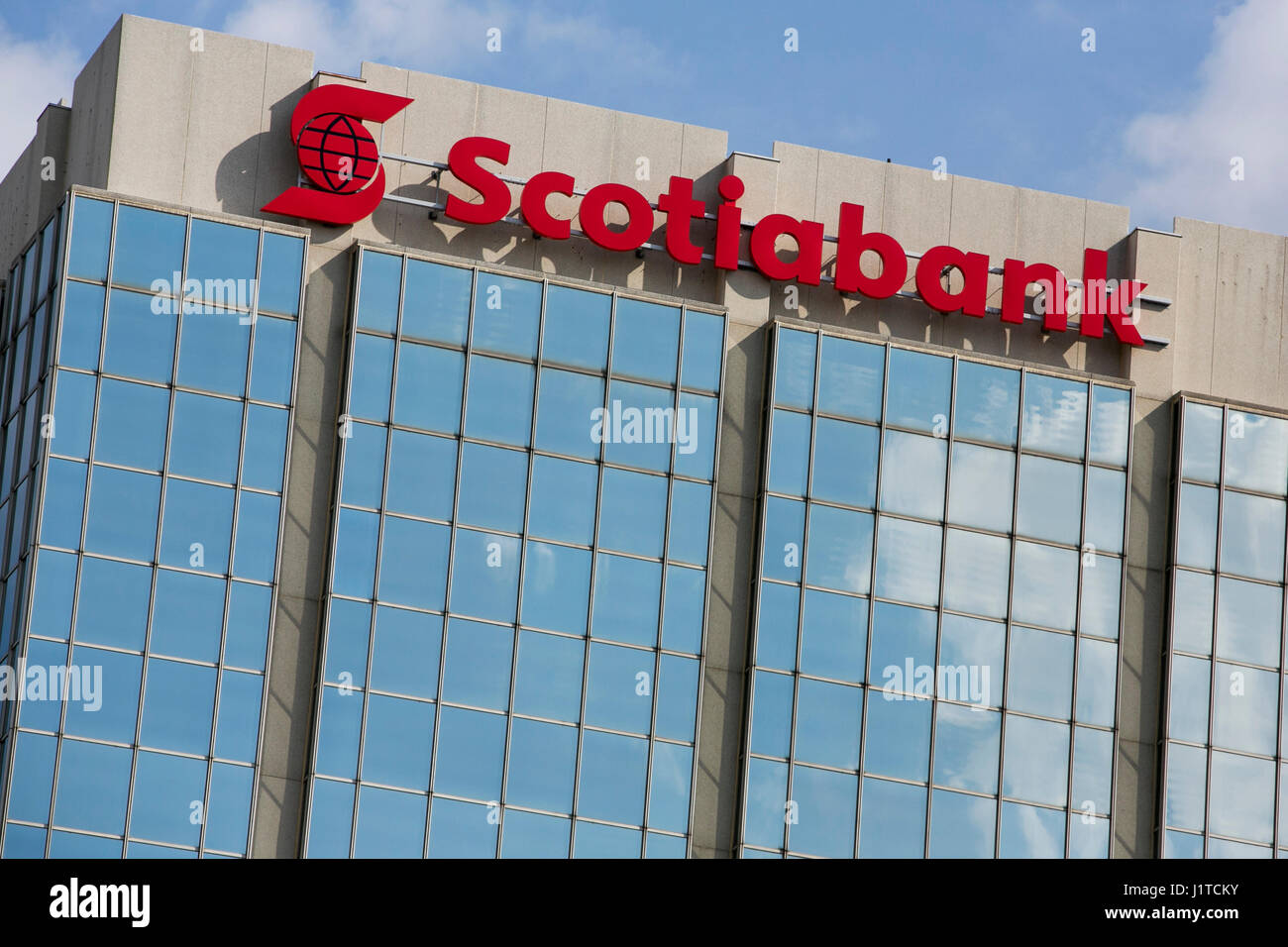 Un logo affiche à l'extérieur d'un établissement occupé par la Banque de Nouvelle-Écosse (Banque Scotia) à Mississauga, Ontario, Canada, le 16 avril 2017. Banque D'Images Un logo affiche à l'extérieur d'un établissement occupé par la Banque de Nouvelle-Écosse (Banque Scotia) à Mississauga, Ontario, Canada, le 16 avril 2017. Banque D'Images