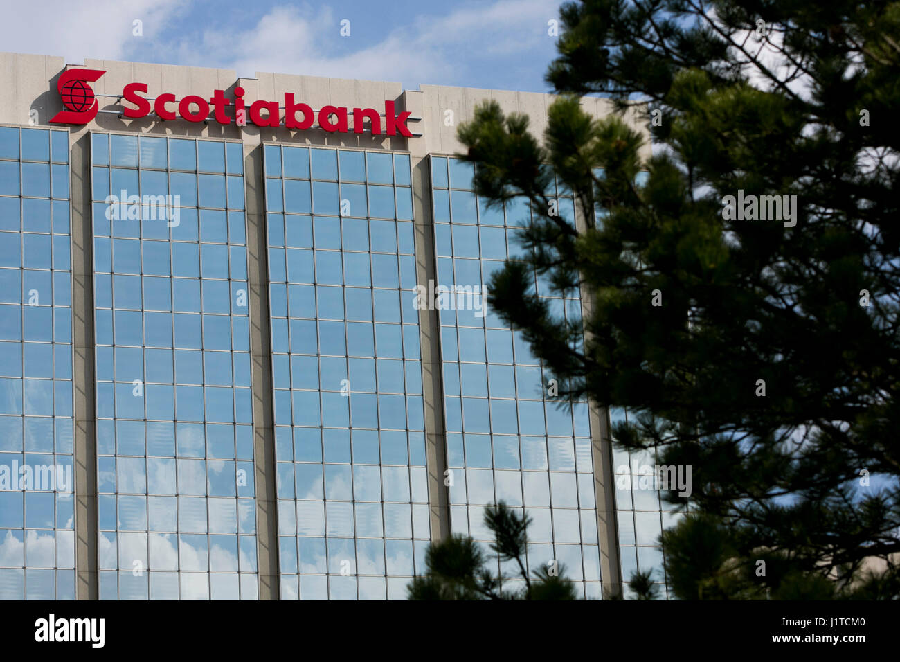 Un logo affiche à l'extérieur d'un établissement occupé par la Banque de Nouvelle-Écosse (Banque Scotia) à Mississauga, Ontario, Canada, le 16 avril 2017. Banque D'Images