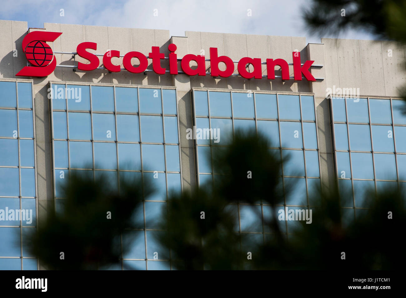 Un logo affiche à l'extérieur d'un établissement occupé par la Banque de Nouvelle-Écosse (Banque Scotia) à Mississauga, Ontario, Canada, le 16 avril 2017. Banque D'Images Un logo affiche à l'extérieur d'un établissement occupé par la Banque de Nouvelle-Écosse (Banque Scotia) à Mississauga, Ontario, Canada, le 16 avril 2017. Banque D'Images