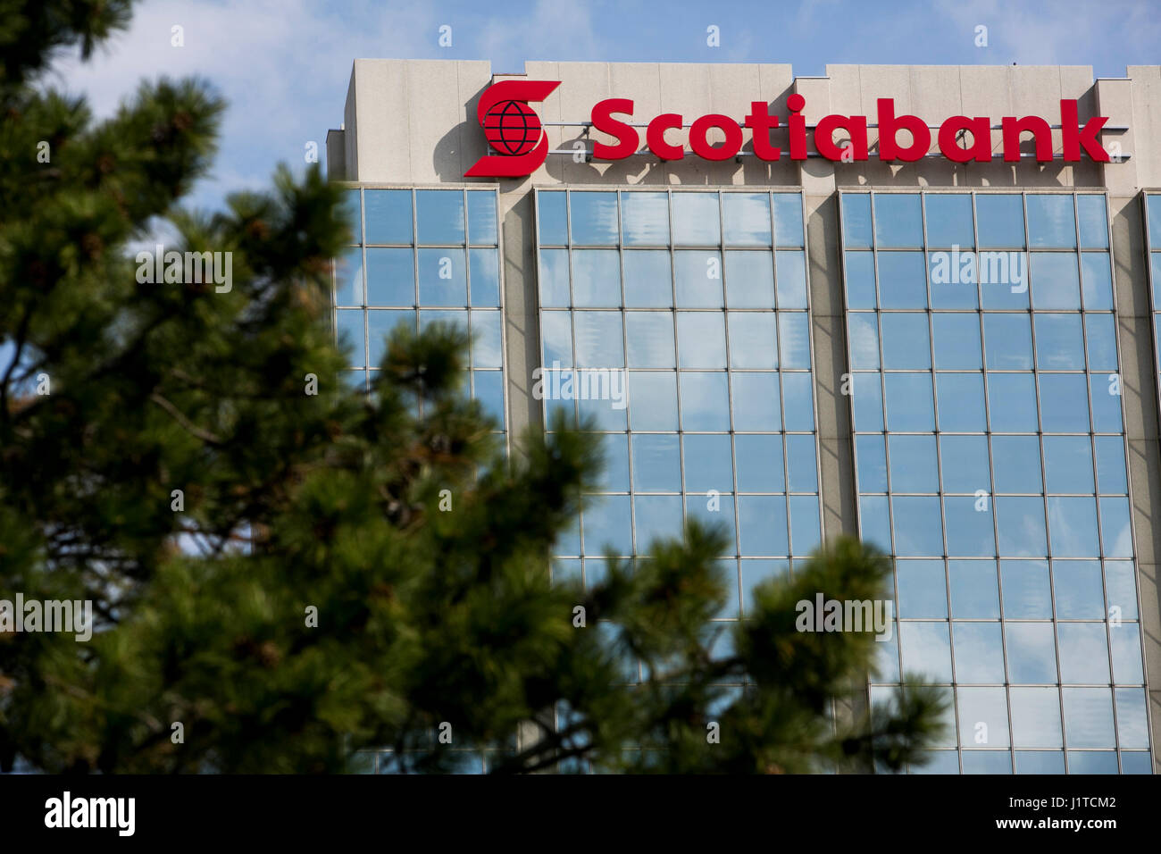 Un logo affiche à l'extérieur d'un établissement occupé par la Banque de Nouvelle-Écosse (Banque Scotia) à Mississauga, Ontario, Canada, le 16 avril 2017. Banque D'Images Un logo affiche à l'extérieur d'un établissement occupé par la Banque de Nouvelle-Écosse (Banque Scotia) à Mississauga, Ontario, Canada, le 16 avril 2017. Banque D'Images