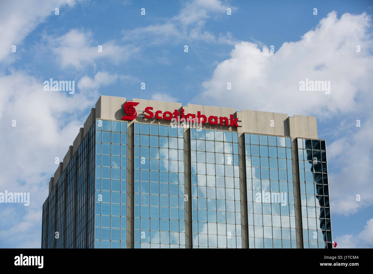 Un logo affiche à l'extérieur d'un établissement occupé par la Banque de Nouvelle-Écosse (Banque Scotia) à Mississauga, Ontario, Canada, le 16 avril 2017. Banque D'Images Un logo affiche à l'extérieur d'un établissement occupé par la Banque de Nouvelle-Écosse (Banque Scotia) à Mississauga, Ontario, Canada, le 16 avril 2017. Banque D'Images
