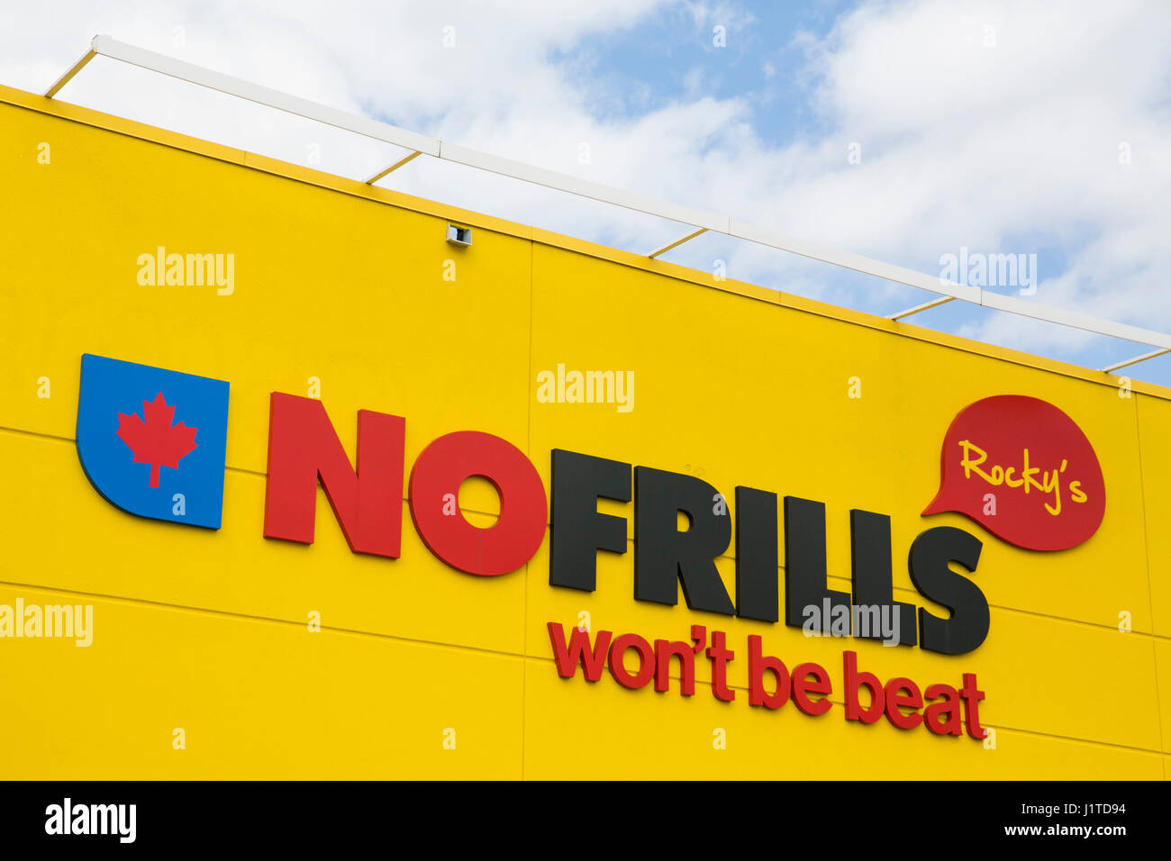 Un logo d'une enseigne à l'extérieur No Frills grocery store à Mississauga, Ontario, Canada, le 16 avril 2017. Banque D'Images