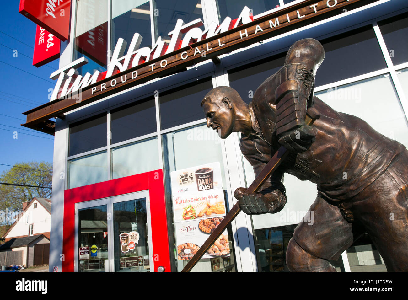 Un logo affiche à l'extérieur de l'emplacement du premier restaurant Tim Hortons à Hamilton, Ontario, Canada, le 17 avril 2017. Banque D'Images