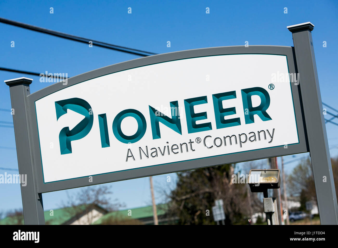 Un logo affiche à l'extérieur d'un établissement occupé par Pioneer de recouvrement du crédit, une filiale d'Navient, de Perry, New York le 17 avril 2017. Banque D'Images