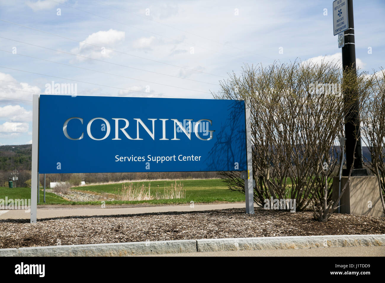 Un logo affiche à l'extérieur d'un établissement occupé par Corning, Inc., de Corning, New York le 17 avril 2017. Banque D'Images
