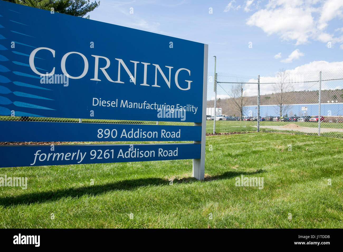Un logo affiche à l'extérieur d'un établissement occupé par Corning Inc., à Painted Post, New York le 17 avril 2017. Banque D'Images