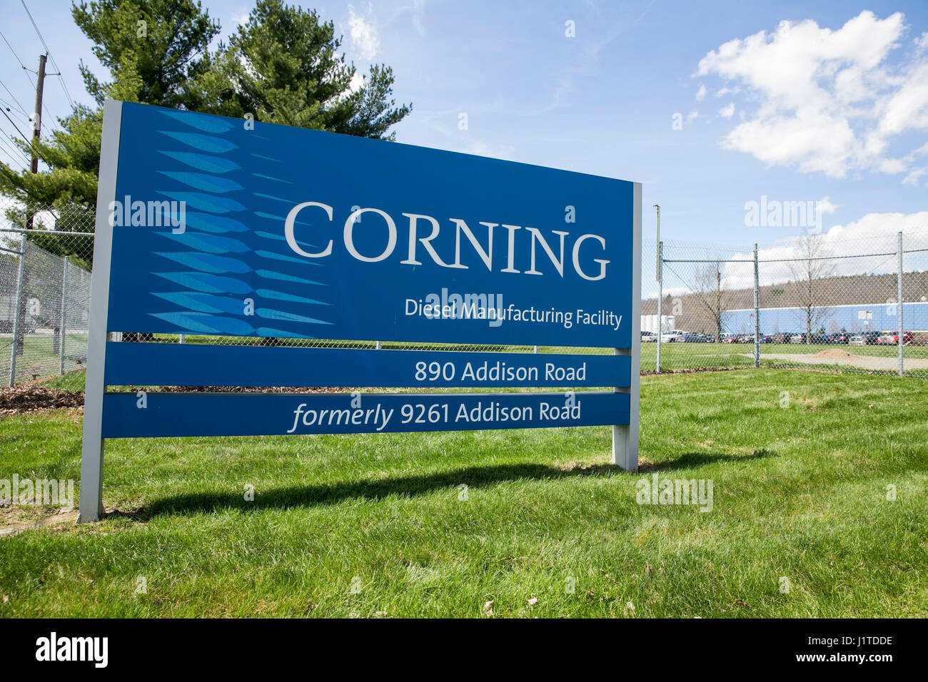 Un logo affiche à l'extérieur d'un établissement occupé par Corning Inc., à Painted Post, New York le 17 avril 2017. Banque D'Images