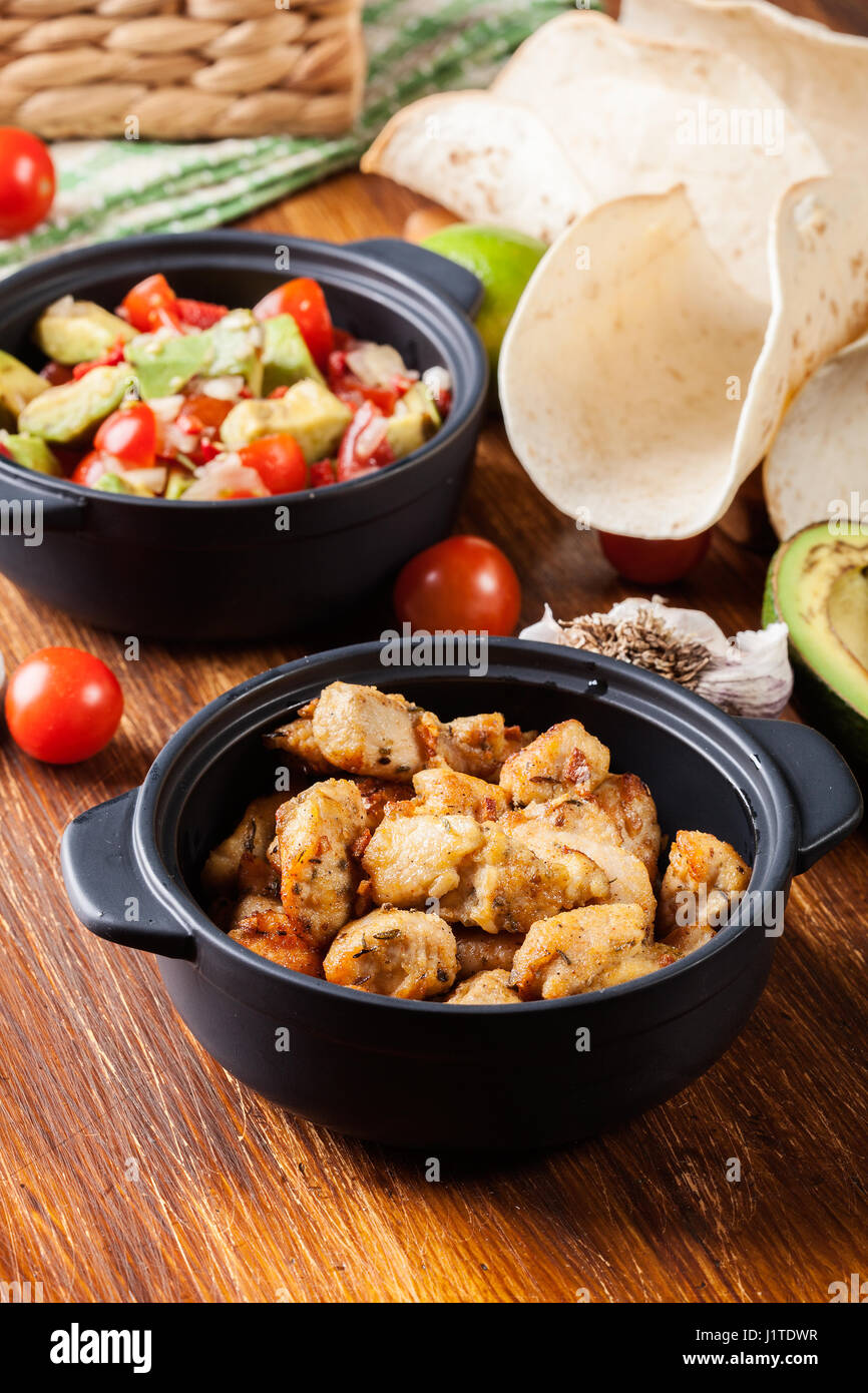 Prêt pour la préparation d'ingrédients nachos avec la salsa fait de l'avocat, les tomates et le piment. La cuisine mexicaine Banque D'Images