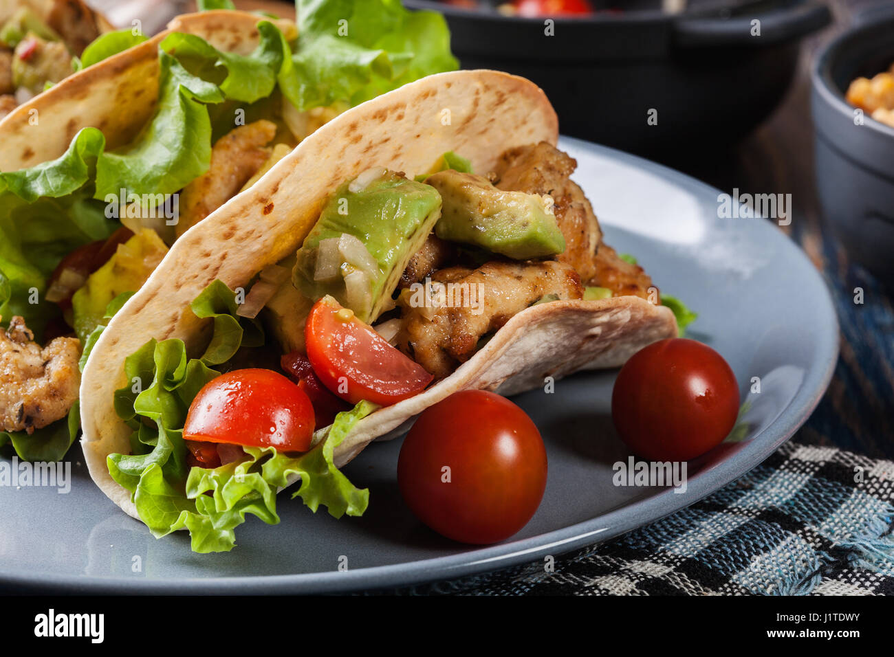 Authentique cuisine mexicaine tacos au poulet et salsa à l'avocat, les tomates et les piments. La cuisine mexicaine. Banque D'Images