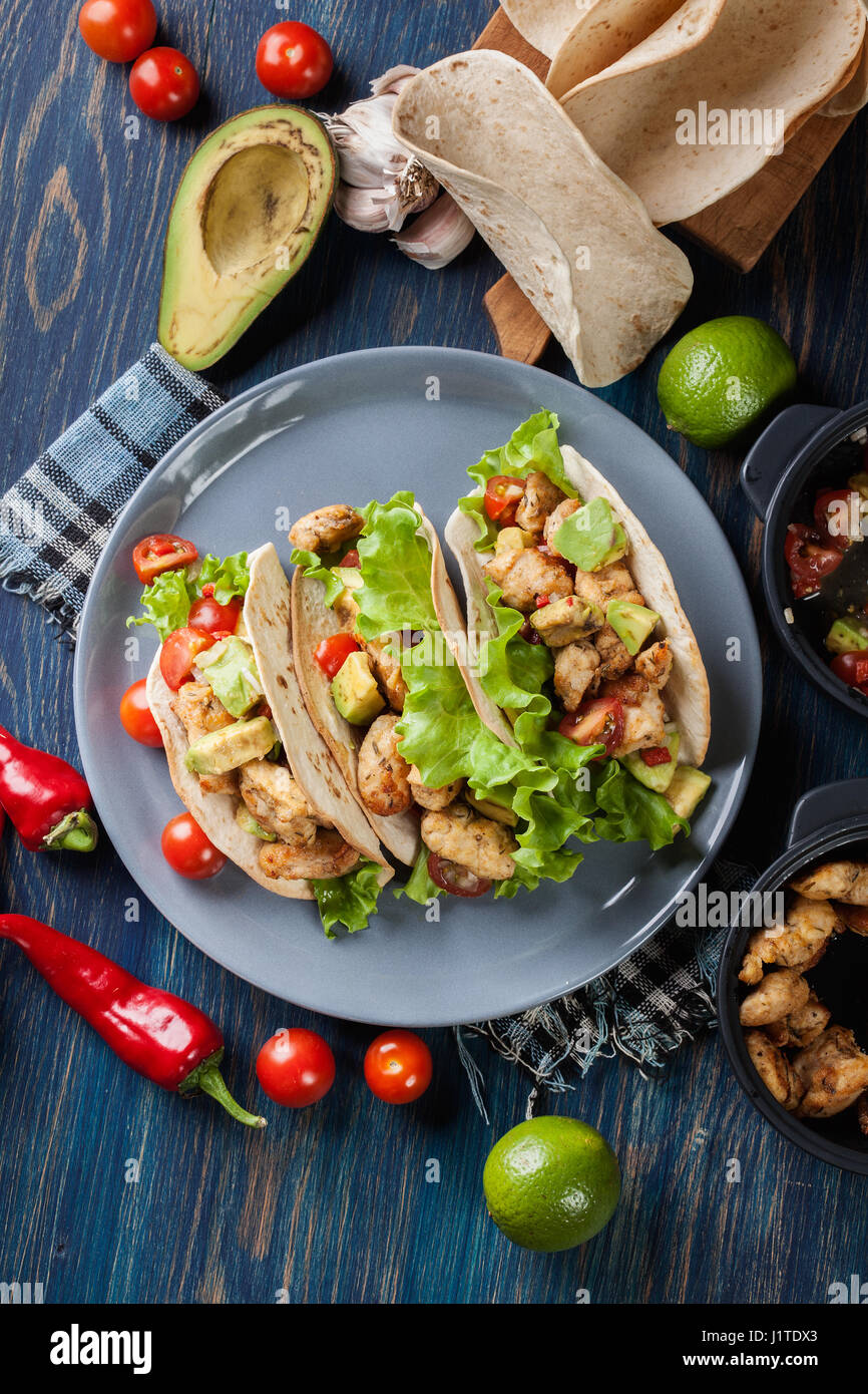 Authentique cuisine mexicaine tacos au poulet et salsa à l'avocat, les tomates et les piments. La cuisine mexicaine. Vue d'en haut Banque D'Images