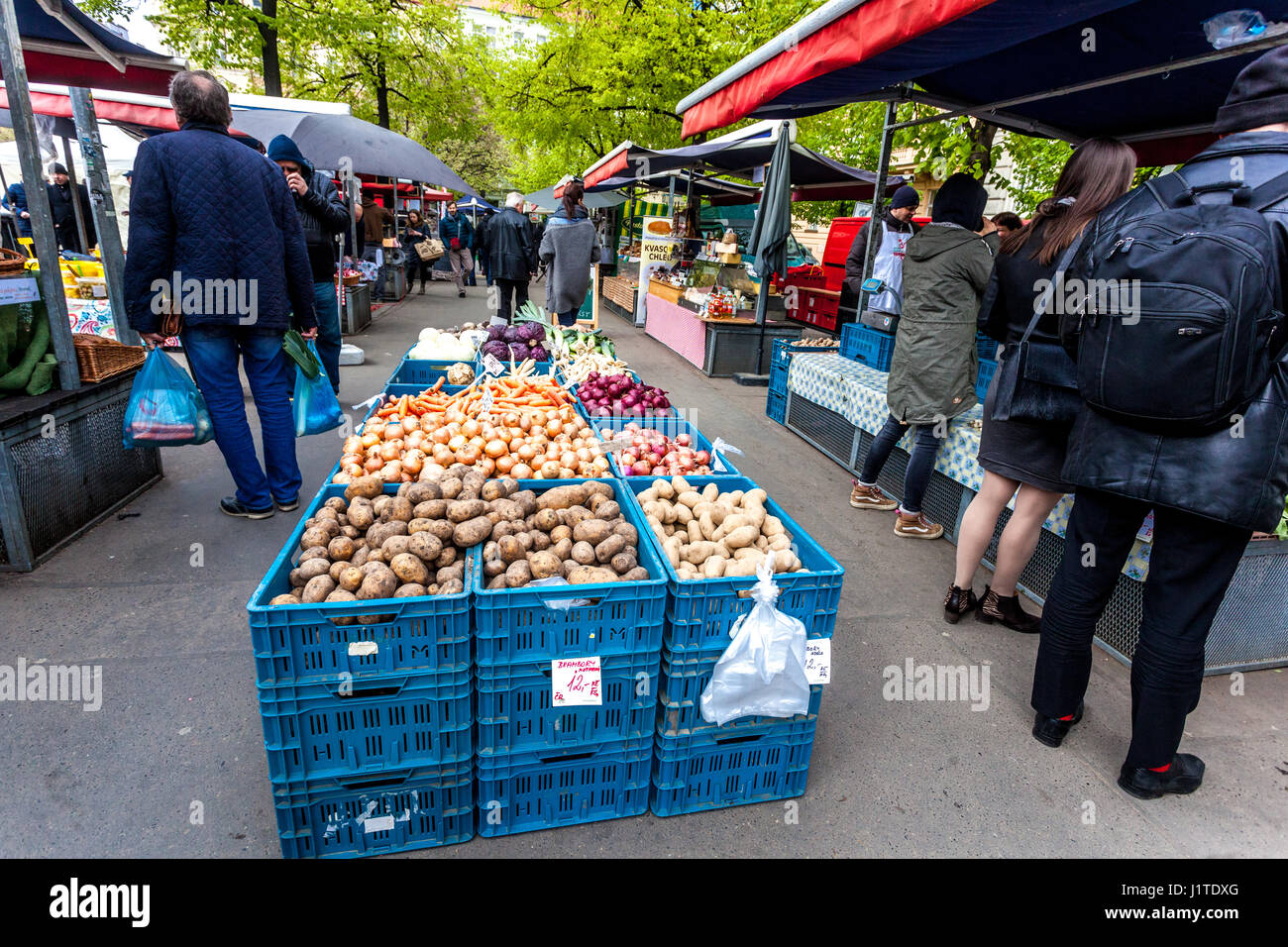 Les gens font du shopping sur le marché des agriculteurs, Jiriho z Podebrad Square, Vinohrady Prague, République tchèque, Europe Banque D'Images Les gens font du shopping sur le marché des agriculteurs, Jiriho z Podebrad Square, Vinohrady Prague, République tchèque, Europe Banque D'Images