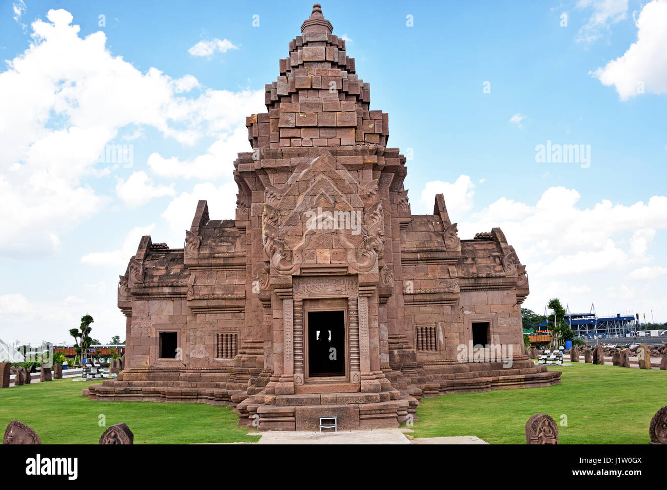 Réplique du célèbre Temple Prasat Phanom Rung dans le complexe du château de Thunder le Circuit International de Chang à Buriram, dans le nord-est de la Thaïlande Banque D'Images