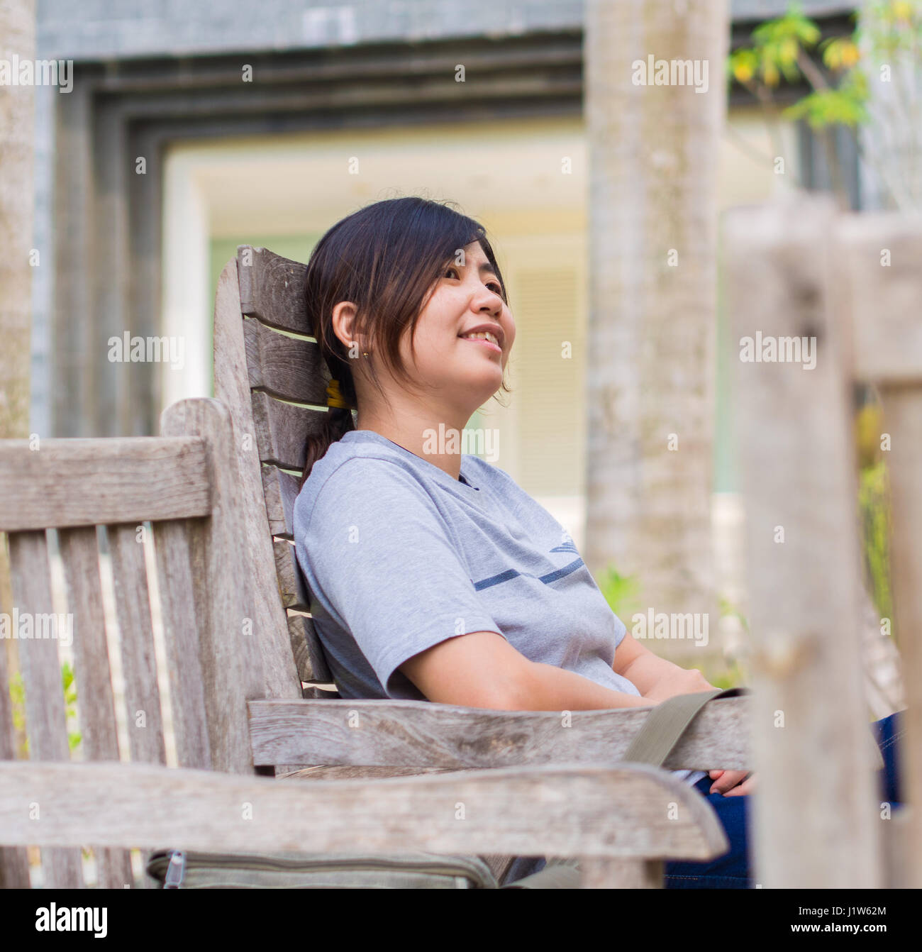 Chinese woman in park Banque D'Images