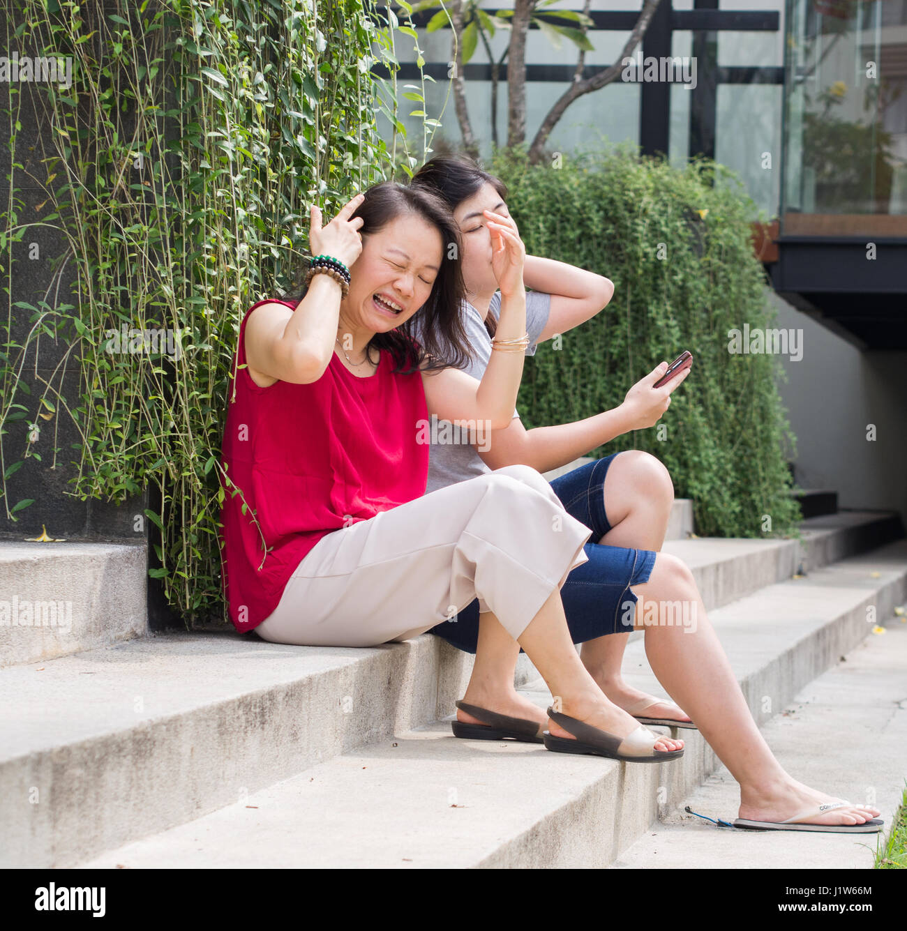 Femme Gramacing réparer les cheveux emmêlés Banque D'Images