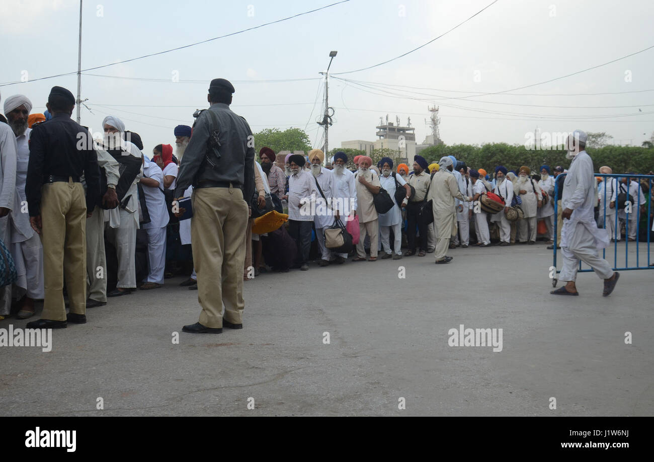 Plus de 15, 00 pèlerins sikhs de l'Inde le vendredi avec le Pakistan gauche jubilant visages, après avoir assisté à leur 10 jours festival Baisakhi religieux à Lahore le 22 avril 2017. Comme Baisakhi est un des festivals les plus importants dans le sikhisme et il commémore la Khalsa Panth de guerriers après l'exécution de guru Tegh Bahadur. Autour de 15, 00 yatris sikh, qui étaient au Pakistan pour célébrer le festival Baisakhi, retourna en Inde le vendredi. (Photo par : Rana Sajid Hussain/Pacific Press) Banque D'Images