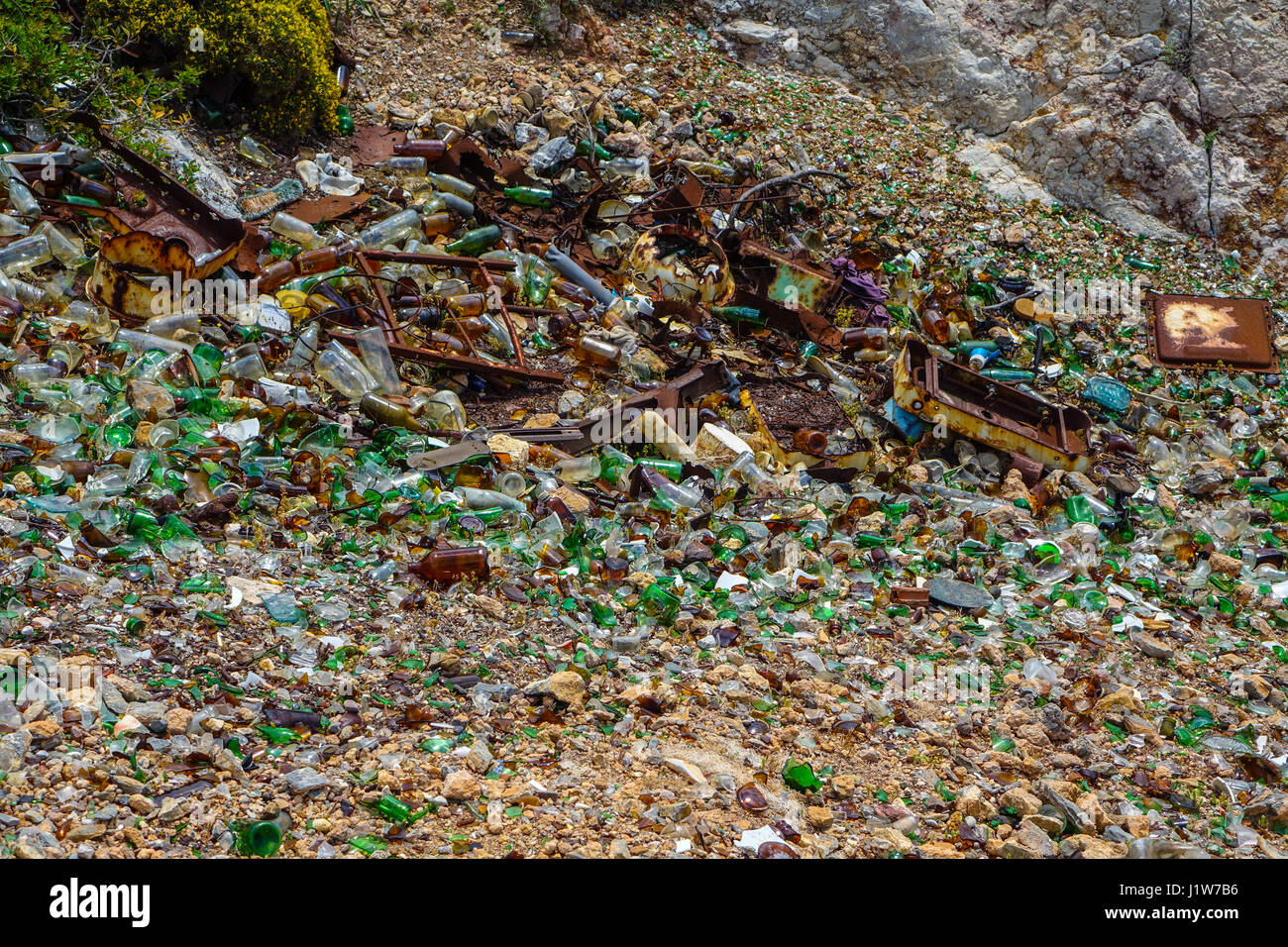 Décharge, déchets, avec des éclats de verre, plastique et métal rouillé, Grèce Banque D'Images