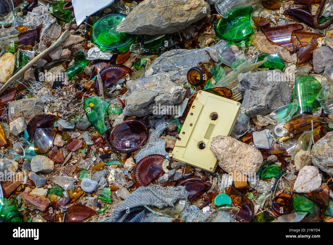 Décharge, déchets, avec des éclats de verre, plastique et métal rouillé, Grèce Banque D'Images