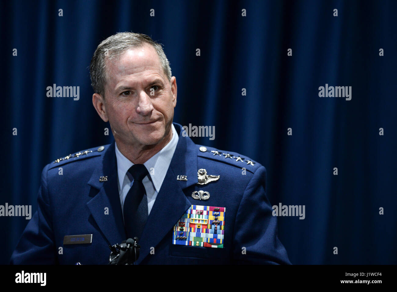 U.S. Air Force Chef de cabinet David Goldfein répond aux questions des journalistes lors d'une conférence de presse à la Wright-Patterson Air Force Base National Museum of the United States Air Force, le 18 avril 2017 près de Dayton, Ohio. (Photo de Wesley Farnsworth /US Air Force par Planetpix) Banque D'Images