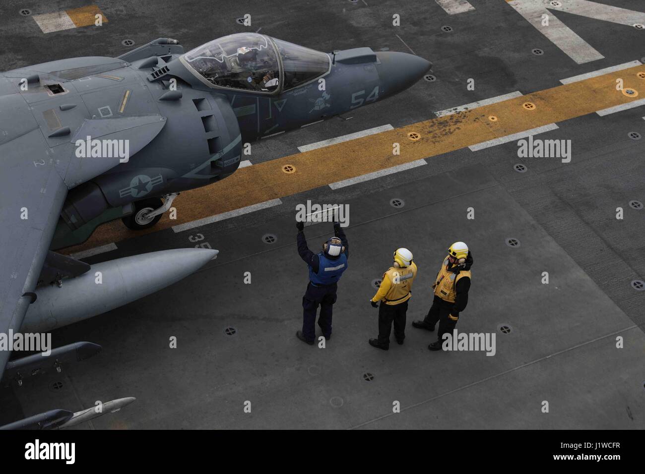 Un U.S. Marine Corps AV-8B Harrier II d'attaque au sol se prépare à lancer à partir de la cabine de pilotage à bord de la classe Wasp-navire d'assaut amphibie USS Bataan, 13 mars 2017 dans l'océan Atlantique. (Photo de Zachariah Grabill /US Navy par Planetpix) Banque D'Images