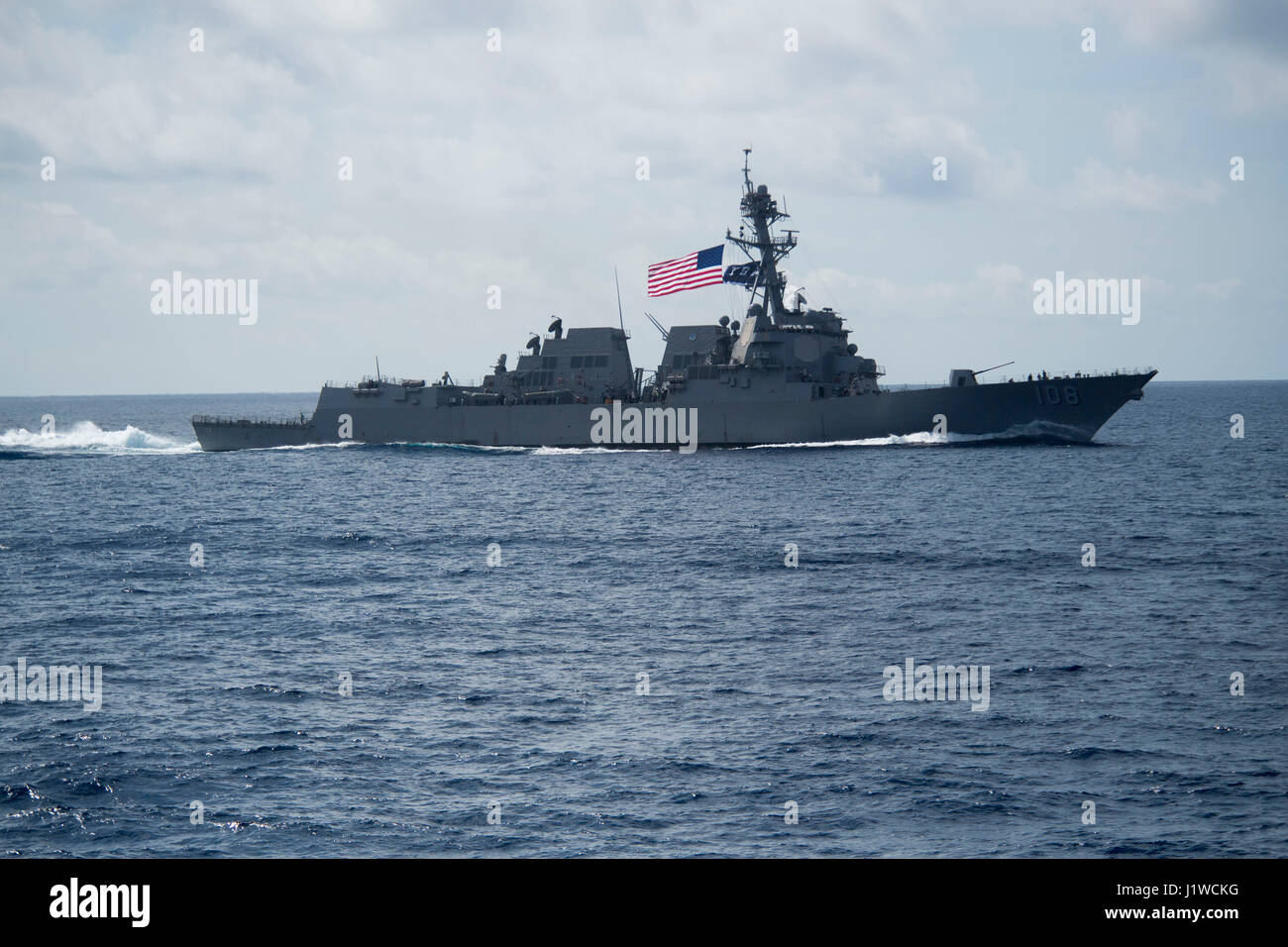 La Marine américaine de la classe Arleigh Burke destroyer lance-missiles USS Wayne E. Meyer cuit en cours le 11 avril 2017 dans la mer de Chine du Sud. (Photo par Danny Kelley /US Navy par Planetpix) Banque D'Images