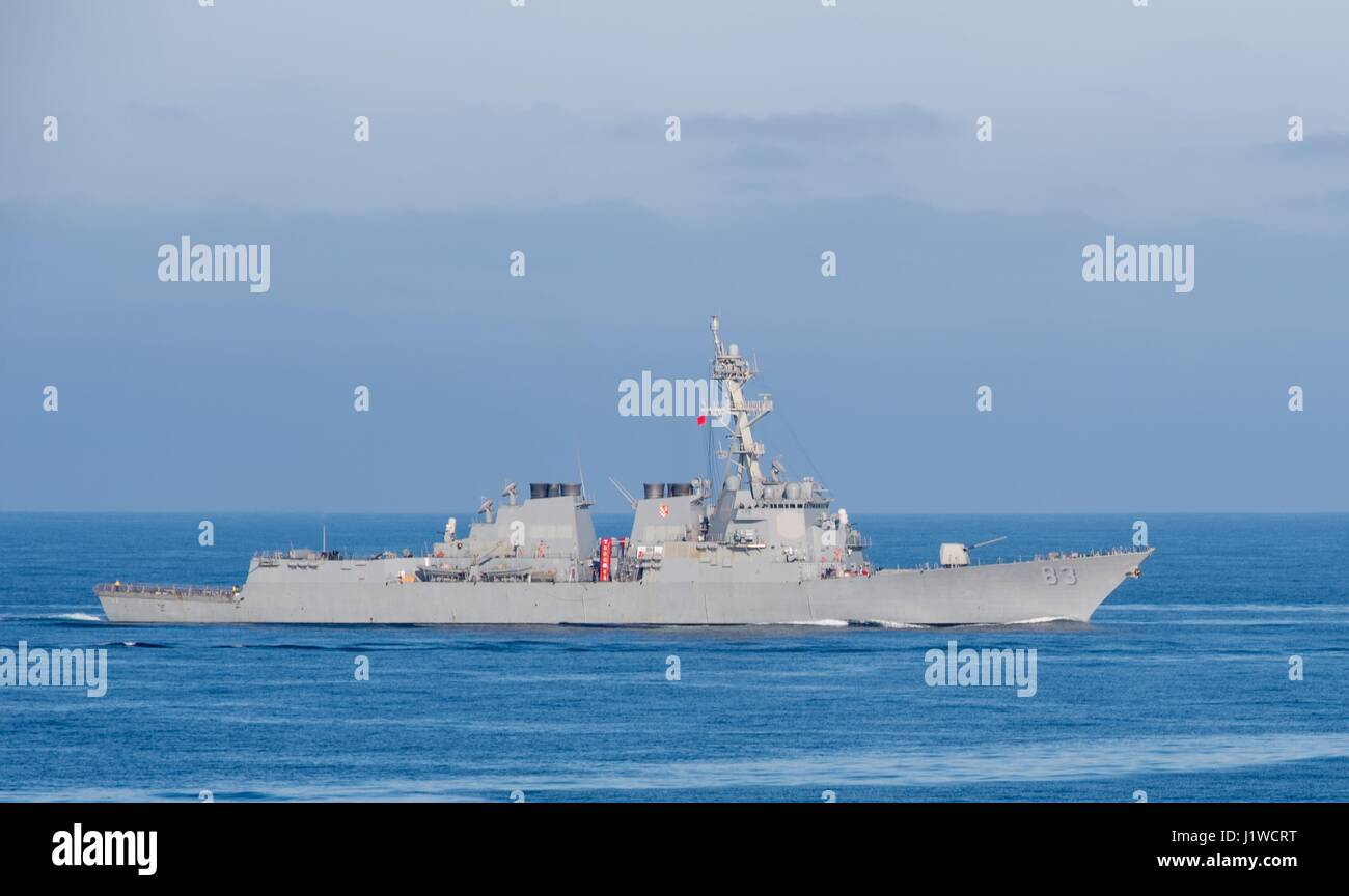 La Marine américaine de la classe Arleigh Burke destroyer lance-missiles USS Howard participe à un exercice de tir réel 19 Mars 2017 dans l'océan Pacifique. (Photo par Kelsey J. Hockenberger /US Navy par Planetpix) Banque D'Images