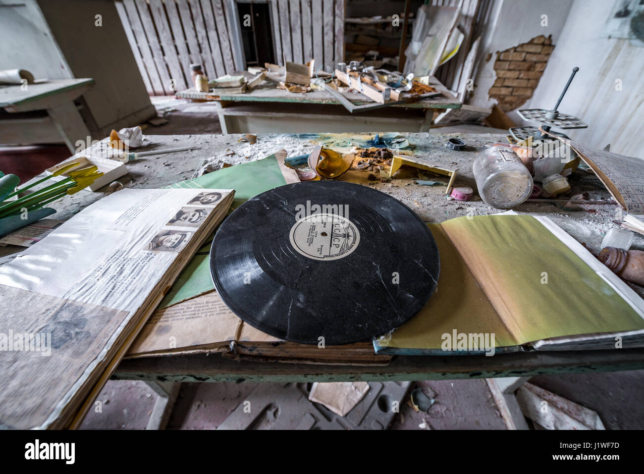 Vieux disque vinyle dans le secondaire en Mashevo village abandonné de la centrale nucléaire de Tchernobyl en Ukraine, la zone d'Aliénation Banque D'Images