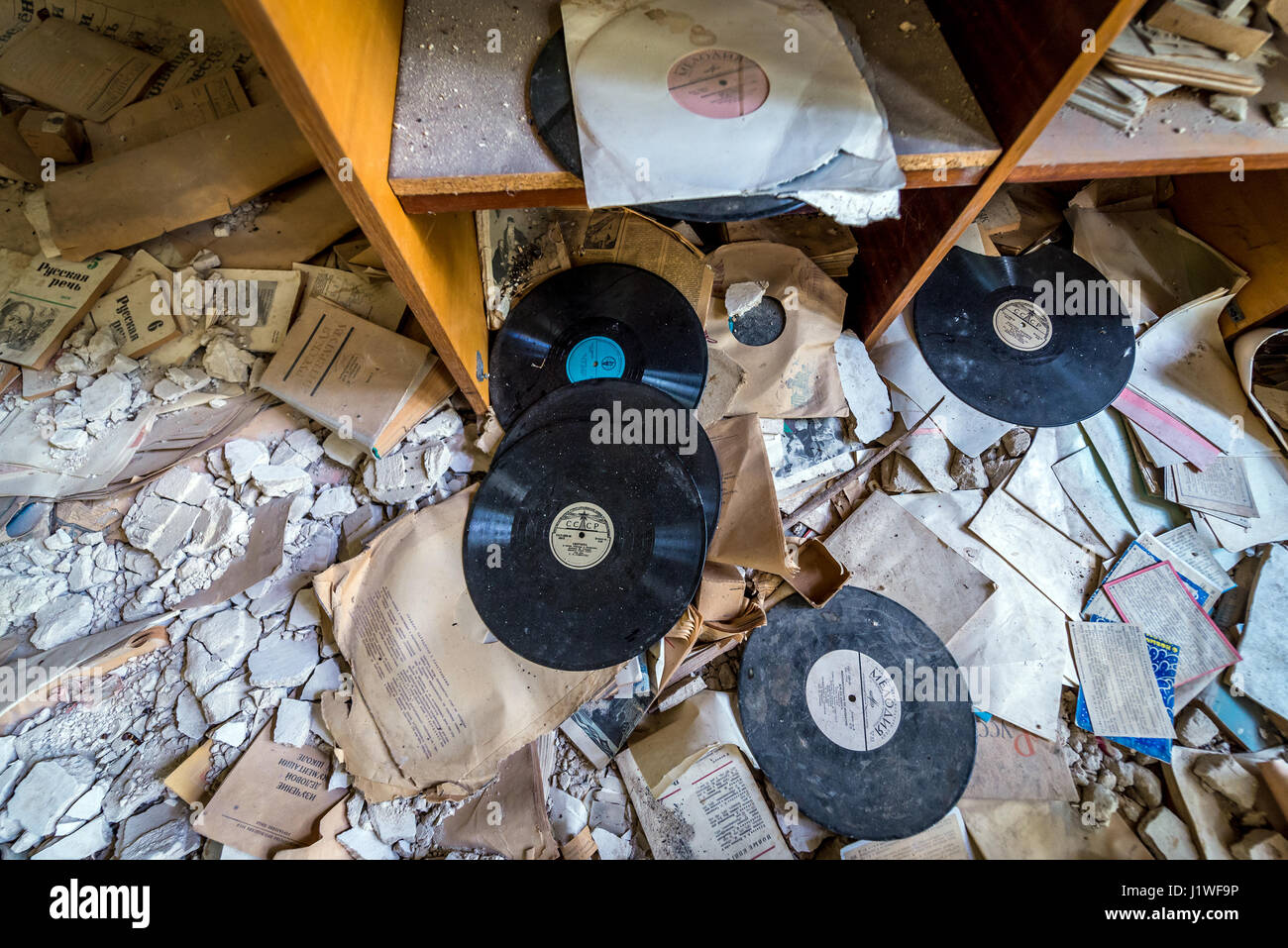 Vieux vinyles dans le secondaire en Mashevo village abandonné de la centrale nucléaire de Tchernobyl en Ukraine, la zone d'Aliénation Banque D'Images