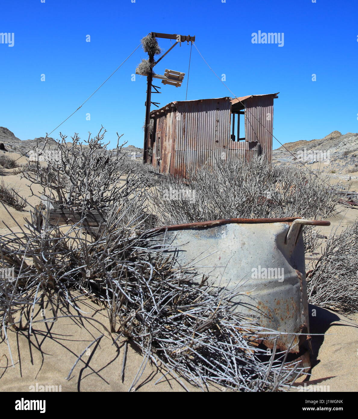 La station de pompage de l'eau abandon brak dans le désert de Namib Banque D'Images