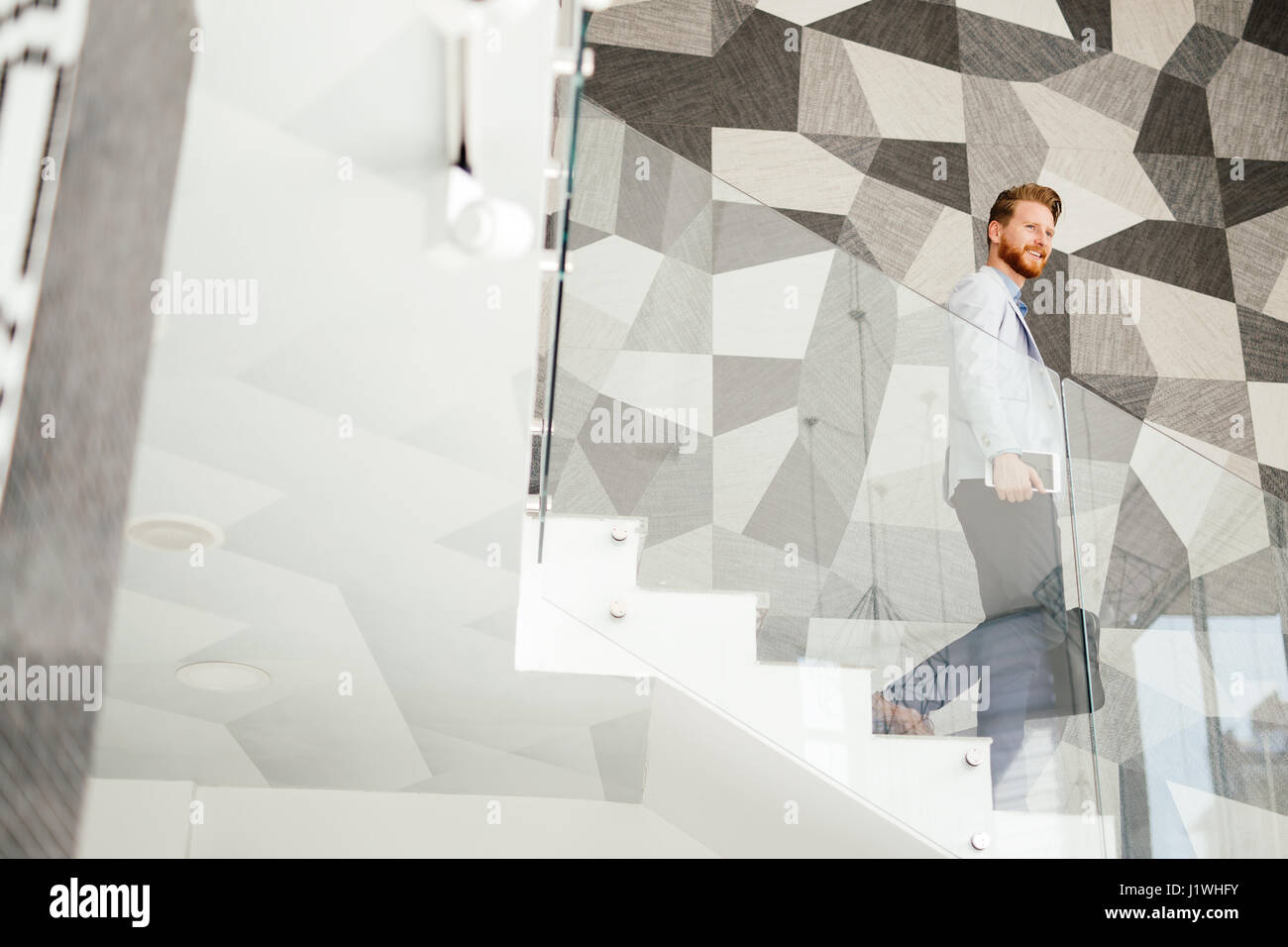 Businessman dans suite portrait office building Banque D'Images