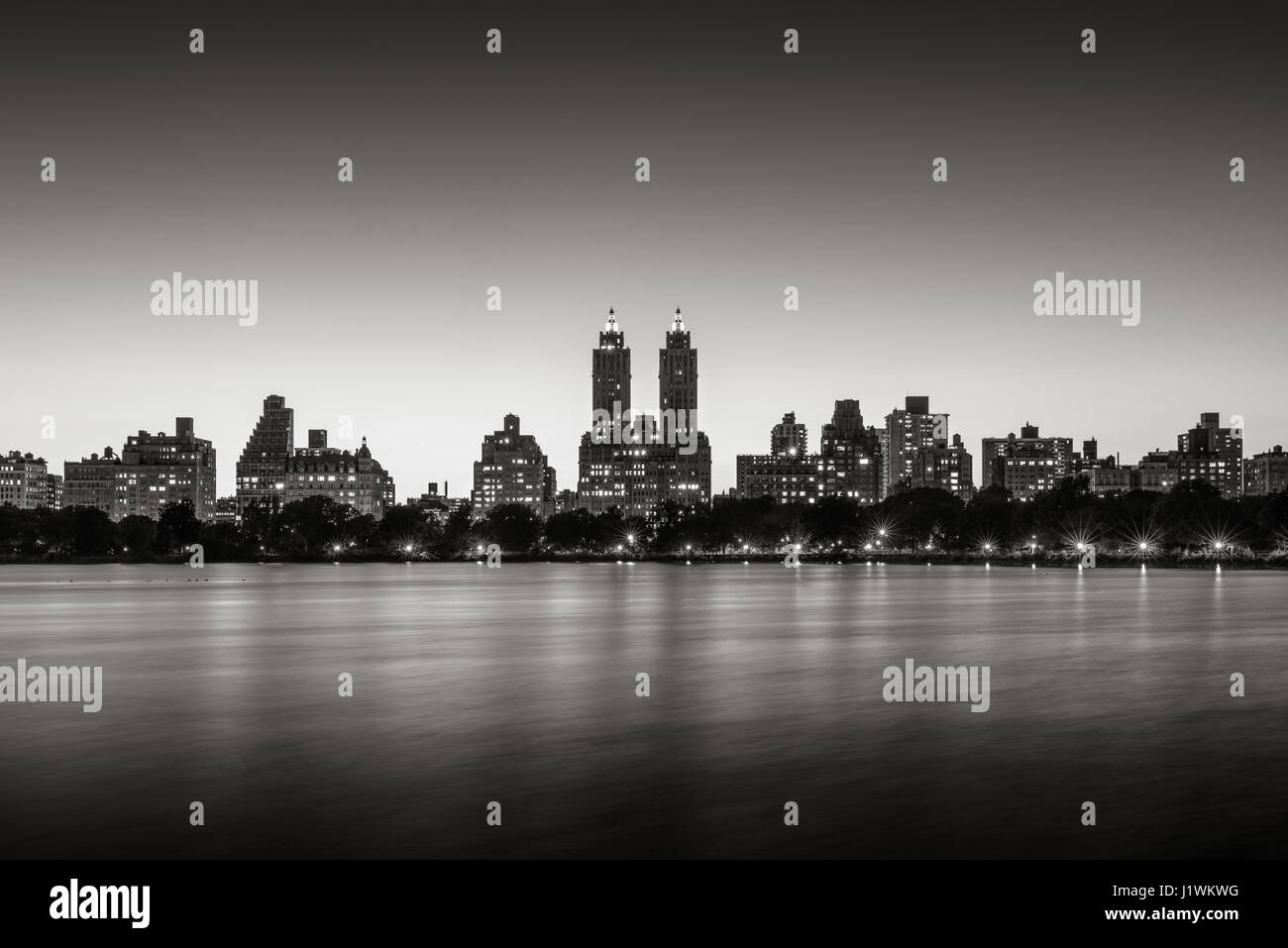 Les bâtiments de l'Upper West Side et le Parc Central Jacqueline Kennedy Onassis Reservoir au crépuscule (noir et blanc). Manhattan, New York City Banque D'Images