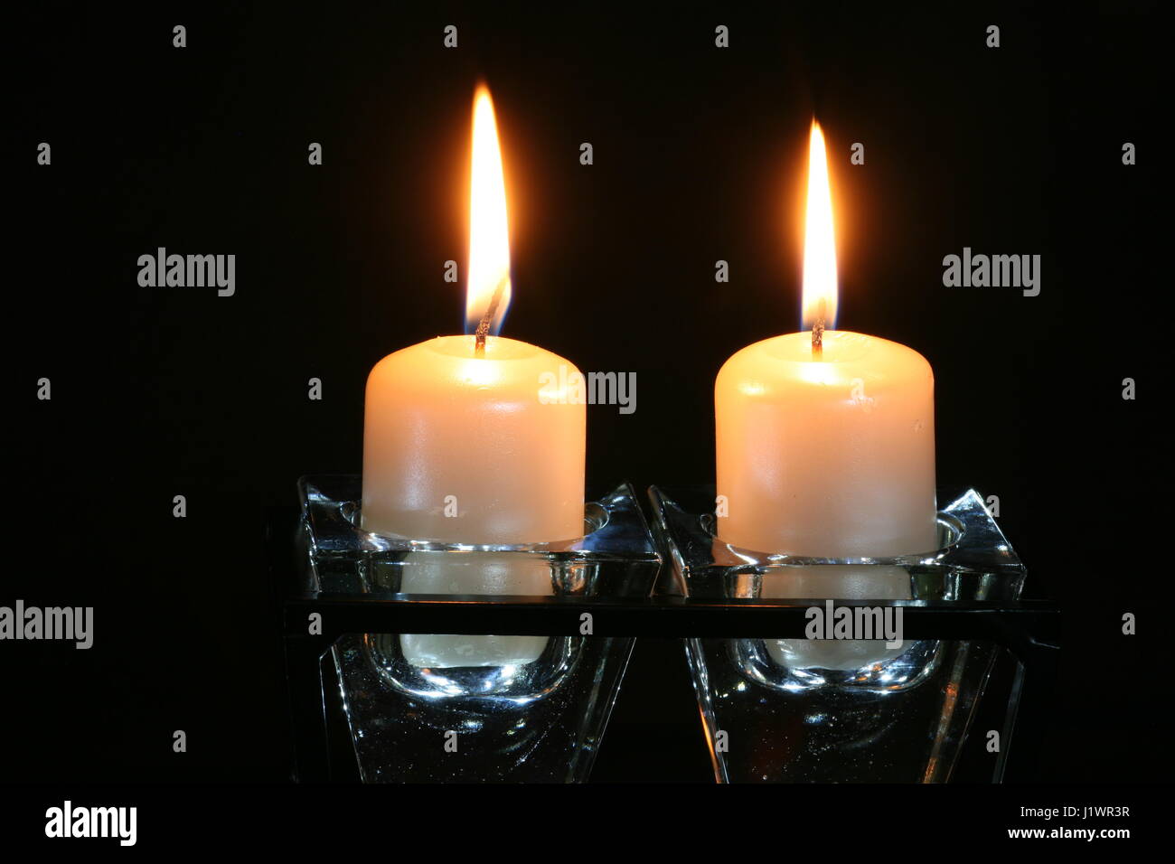 Brûler des bougies dans verre chandelier Banque D'Images