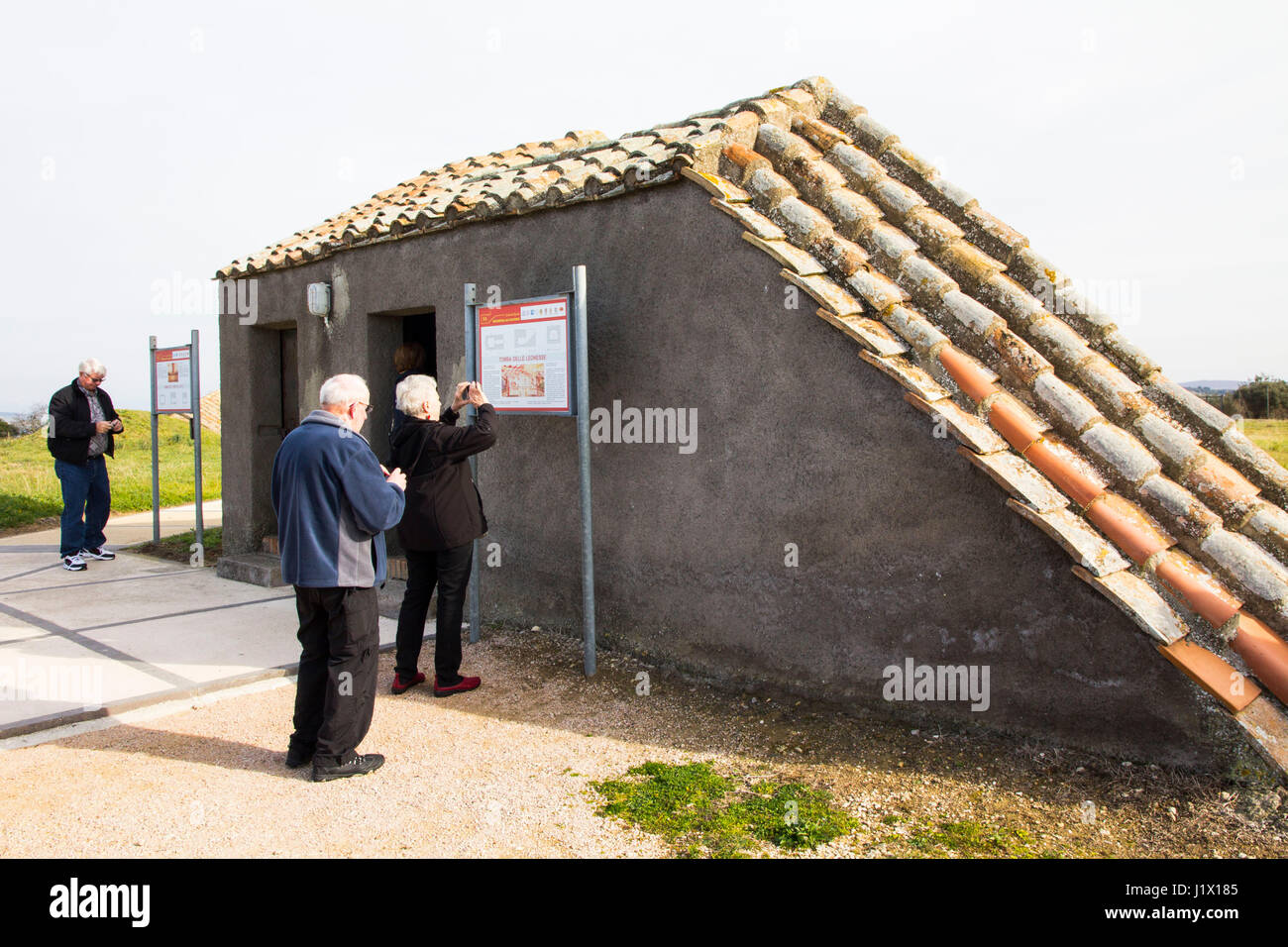 Tombes étrusques qui contiennent des peintures murales sont ouverts aux visiteurs à la suite d'escaliers protégées dans des tombes enfouies, Nécropole Monterozzi, Targuinia. Banque D'Images