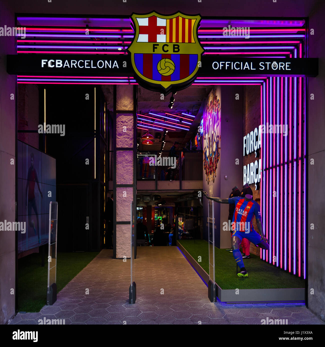Barcelone, Espagne - 02 janvier 2017 : l'entrée du magasin officiel Football Club Barcelone, situé sur le Passeig de Gracia Banque D'Images