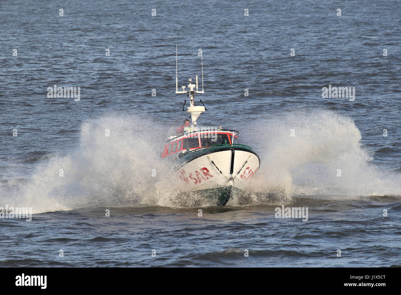Canot de sauvetage DGzRS BIENE sur l'Elbe. La DGzRS est responsable de la recherche et sauvetage dans les eaux territoriales allemandes. Banque D'Images