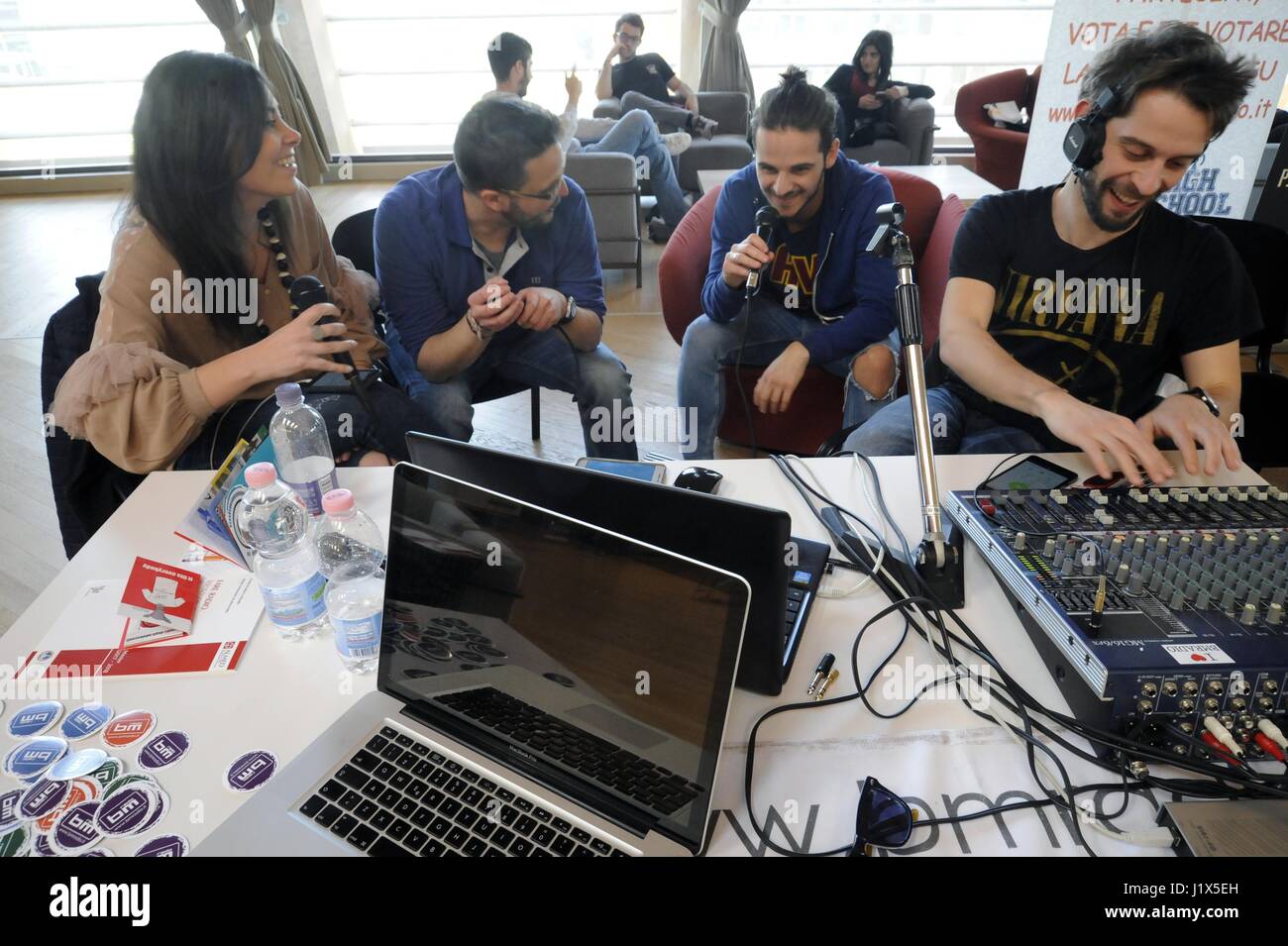 Radio City Milano, salles de radio nationales et locales dans toute l'Italie, et de l'université internationale de radiodiffuseurs, en plus des nombreuses web radios qui diffusent dans le réseau Banque D'Images