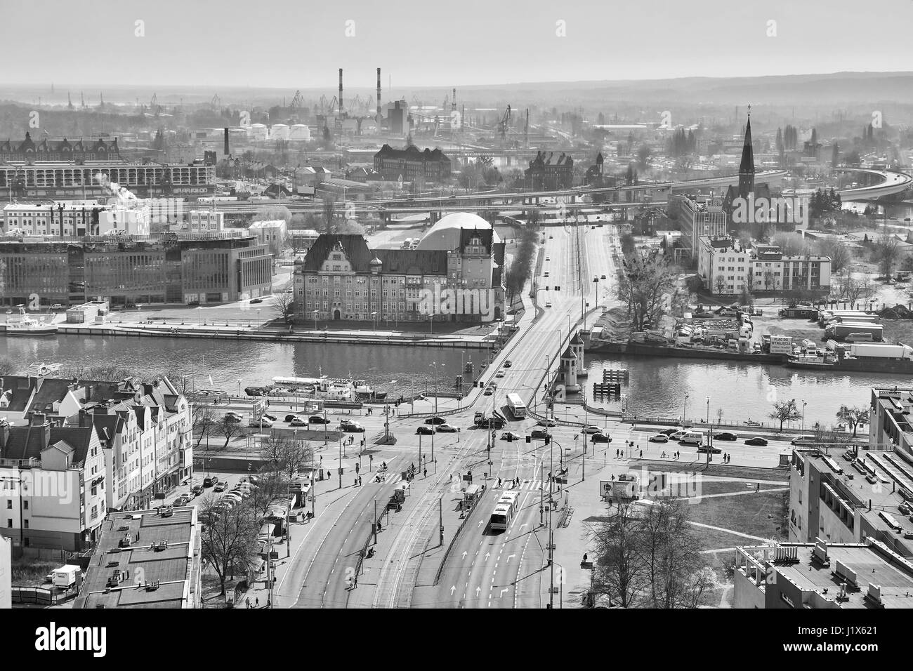 Szczecin, Pologne - 01 Avril 2017 : Noir et blanc vue aérienne de la ville au centre-ville avec pont au-dessus du fleuve Oder. Banque D'Images